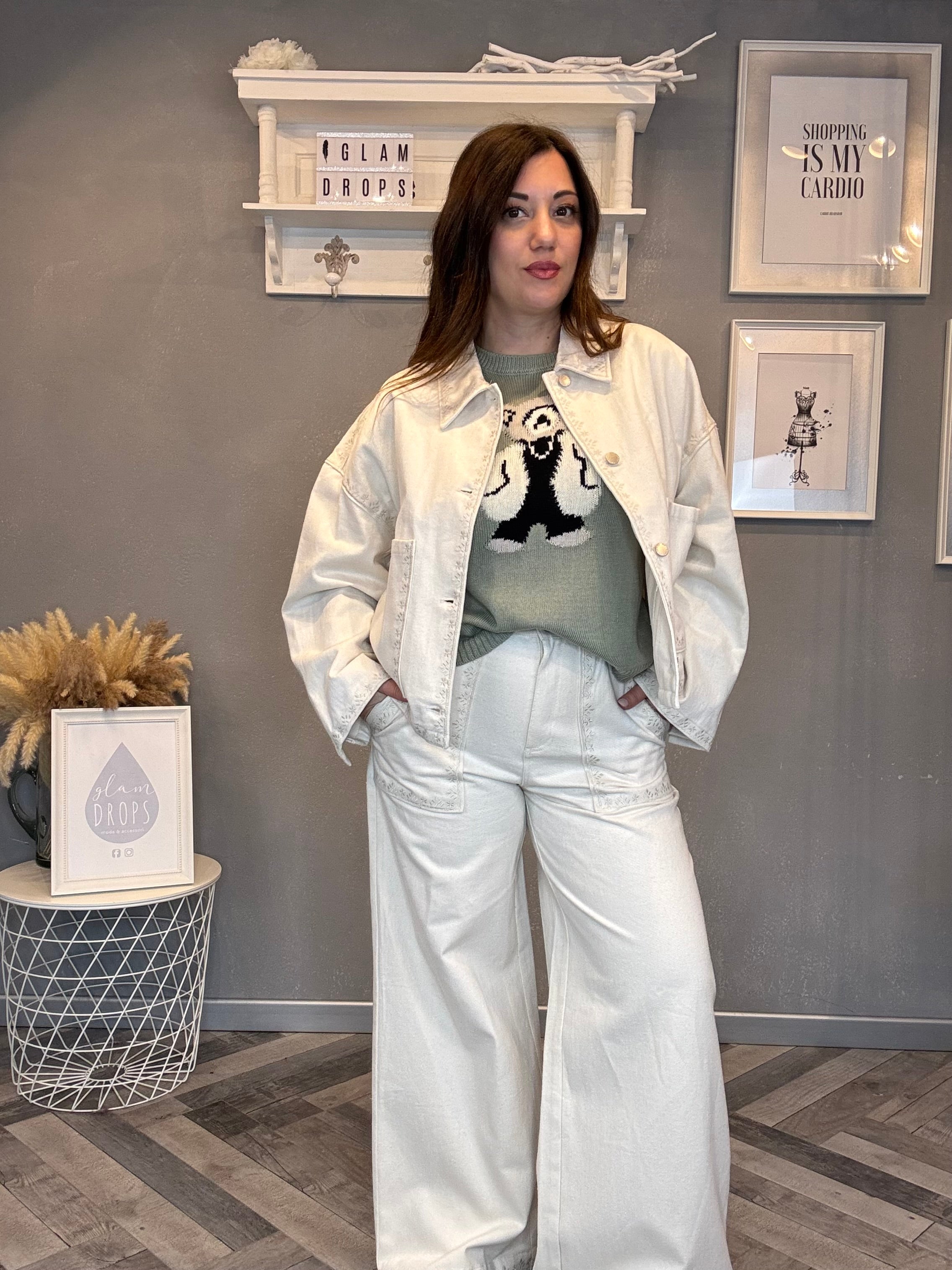 Maglioncino verde salvia con orsetto burro