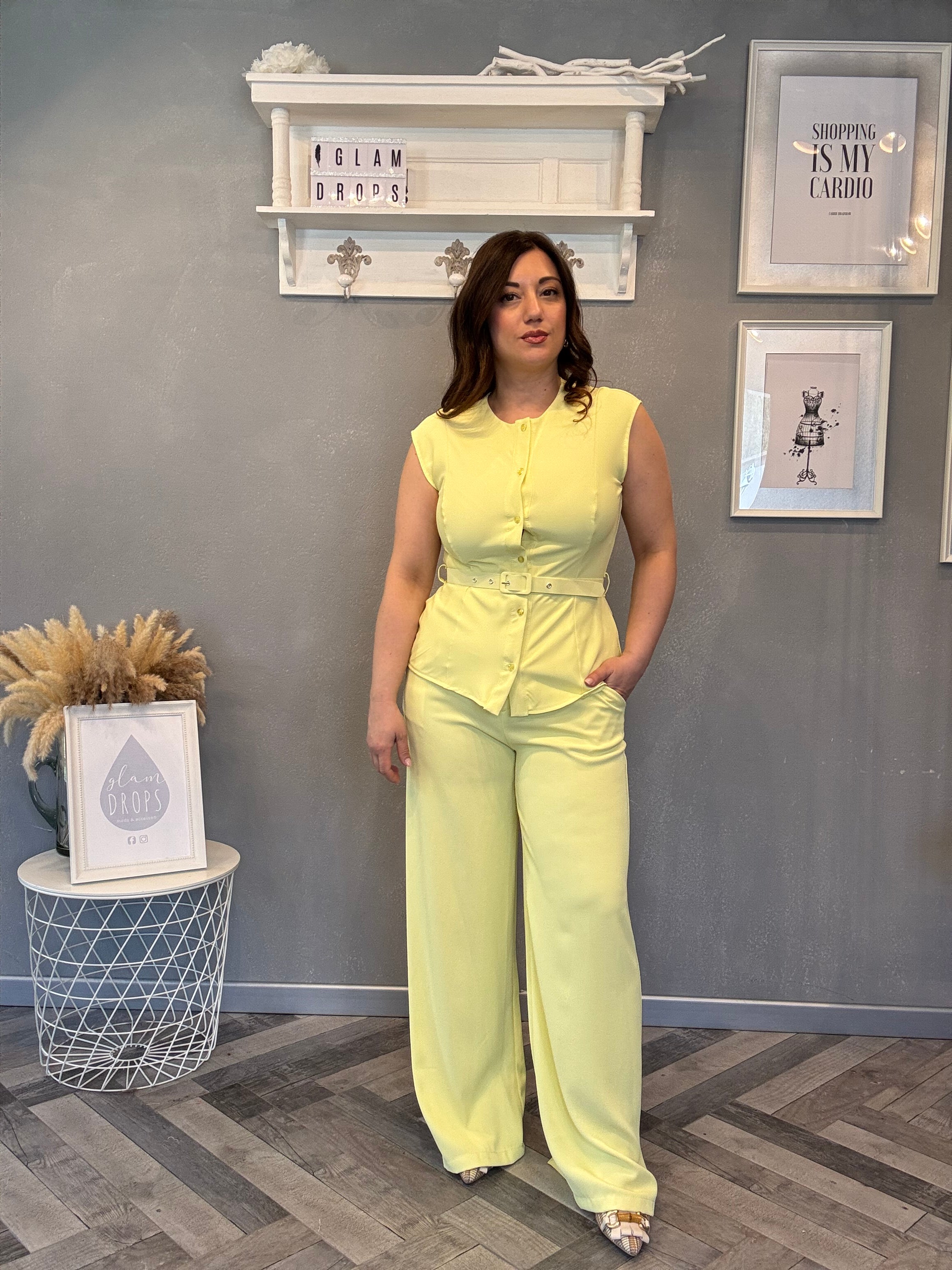 Coordinato smanicato con pantalone palazzo