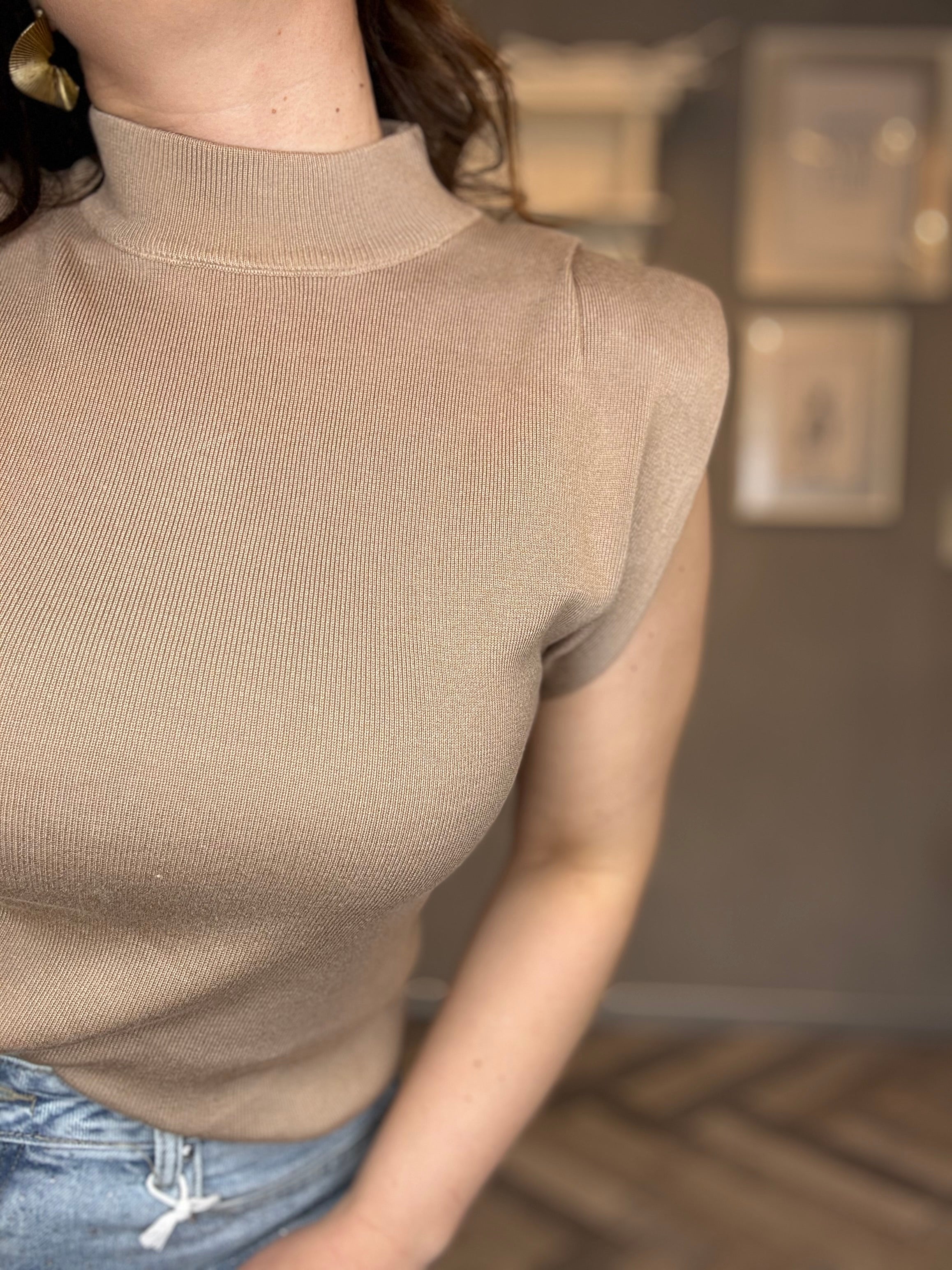 Top smanicato con spalline