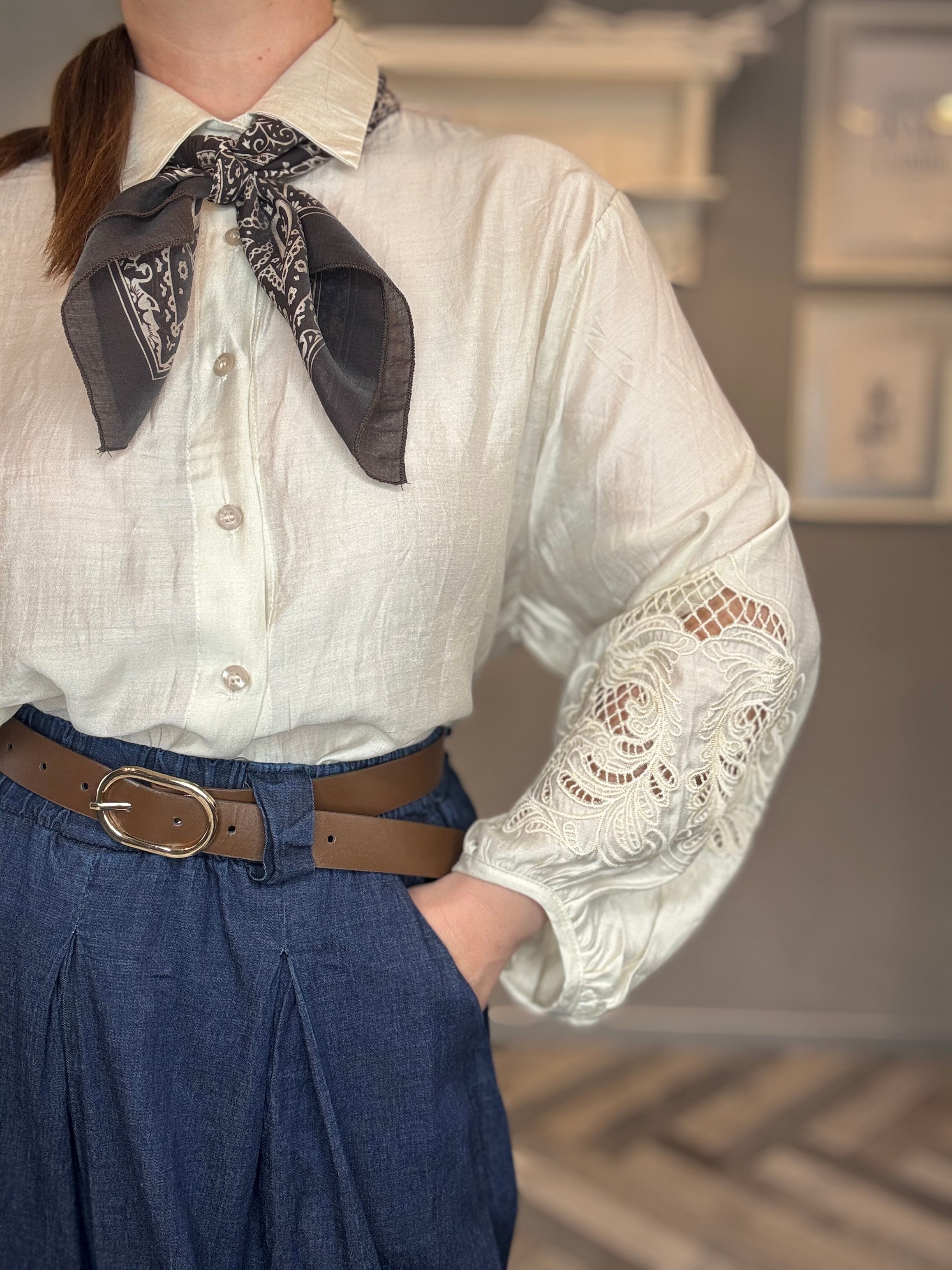 Camicia con ricami traforati