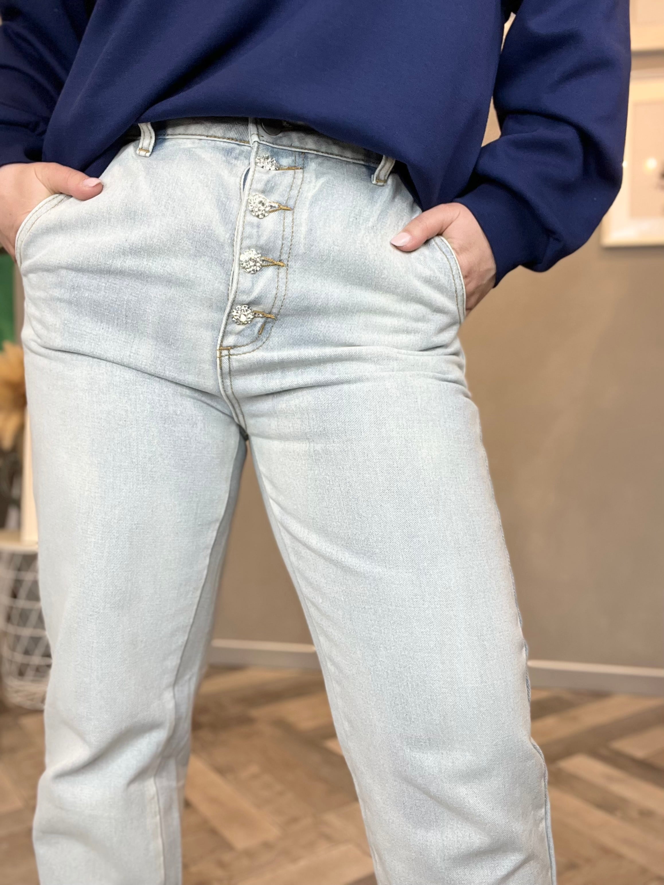 Jeans mom fit con bottoni gioiello lavaggio chiaro