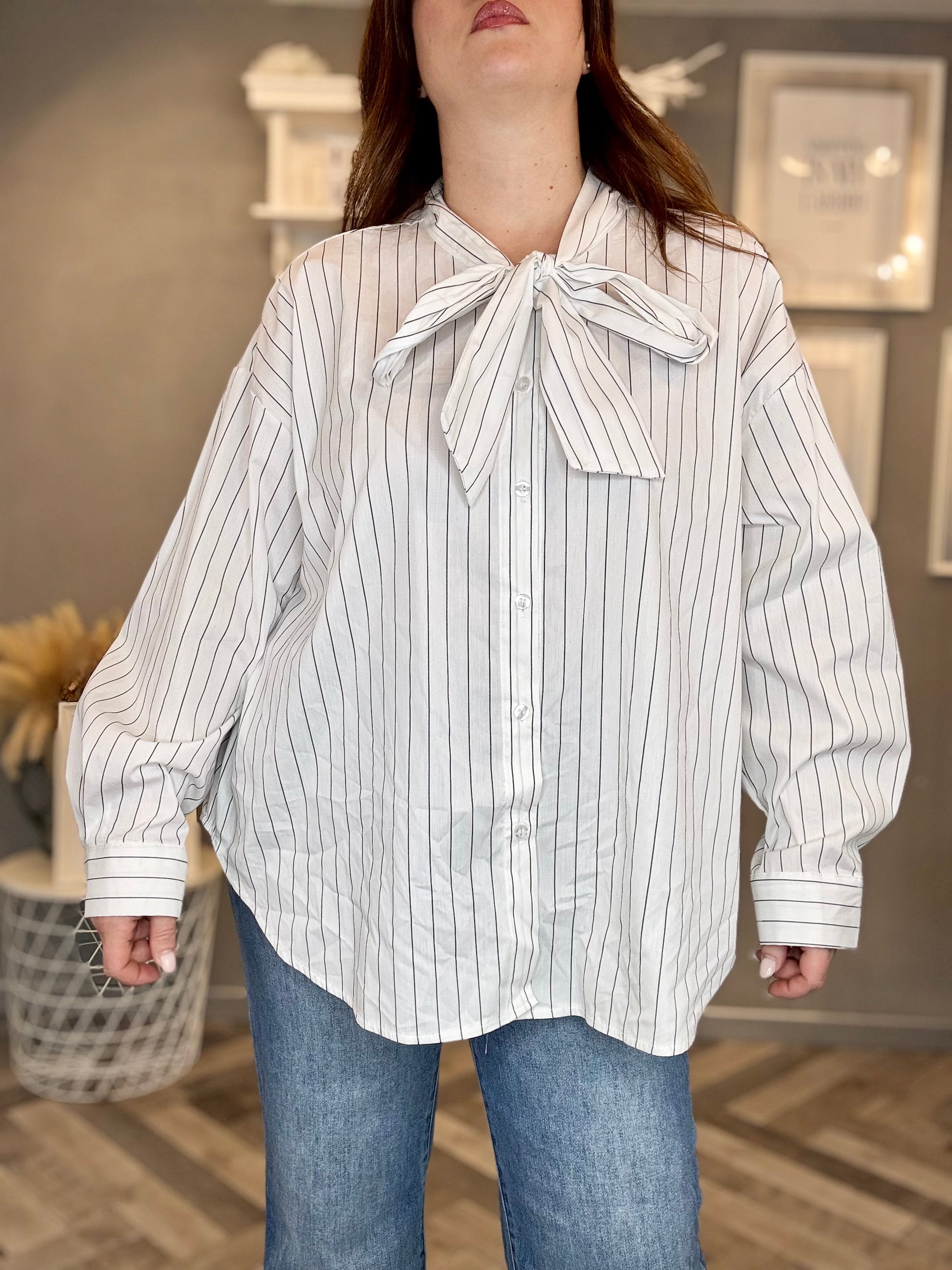 Camicia bianca a righe nere con fiocco