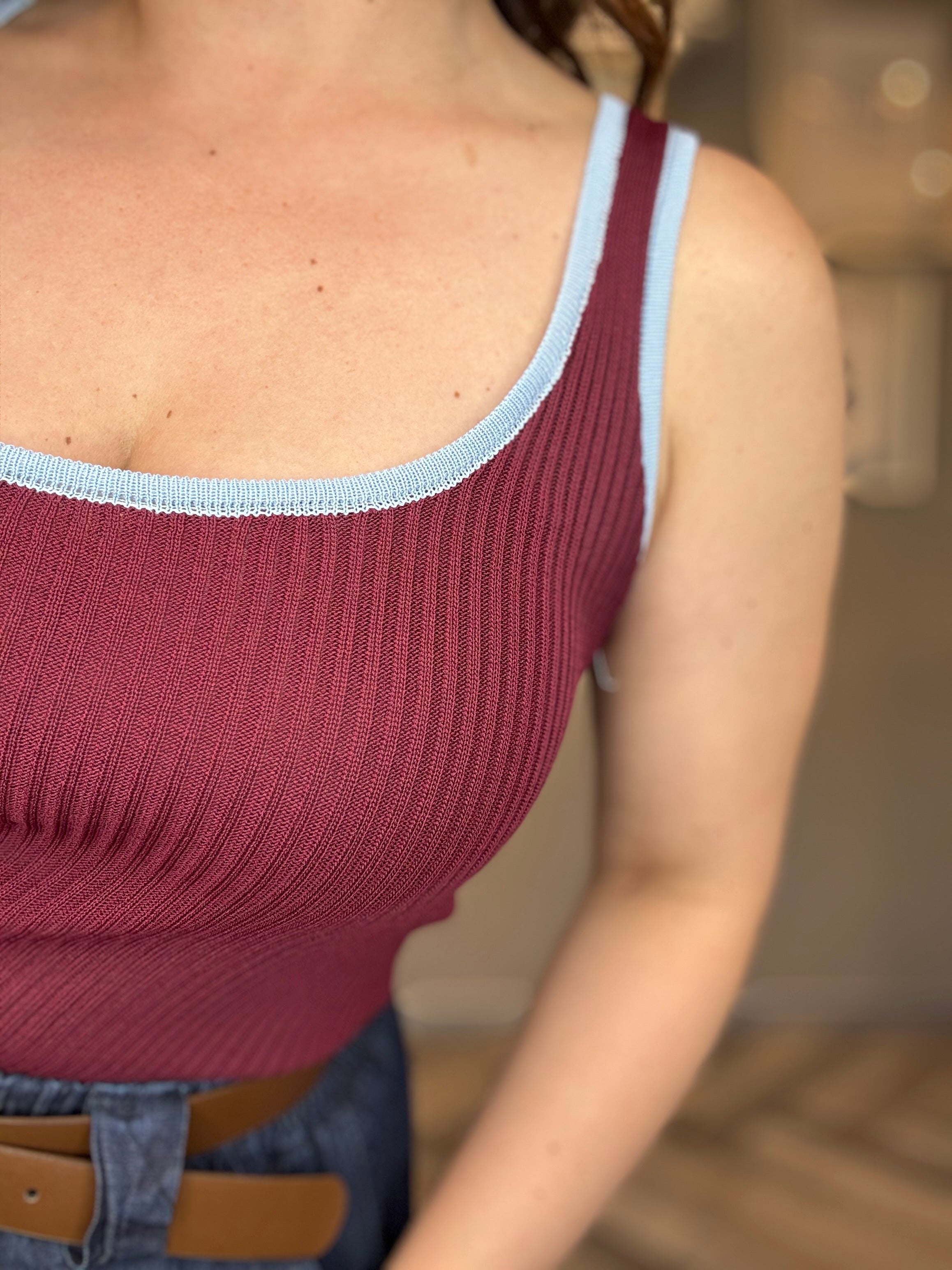 Top a costine con bordo a contrasto