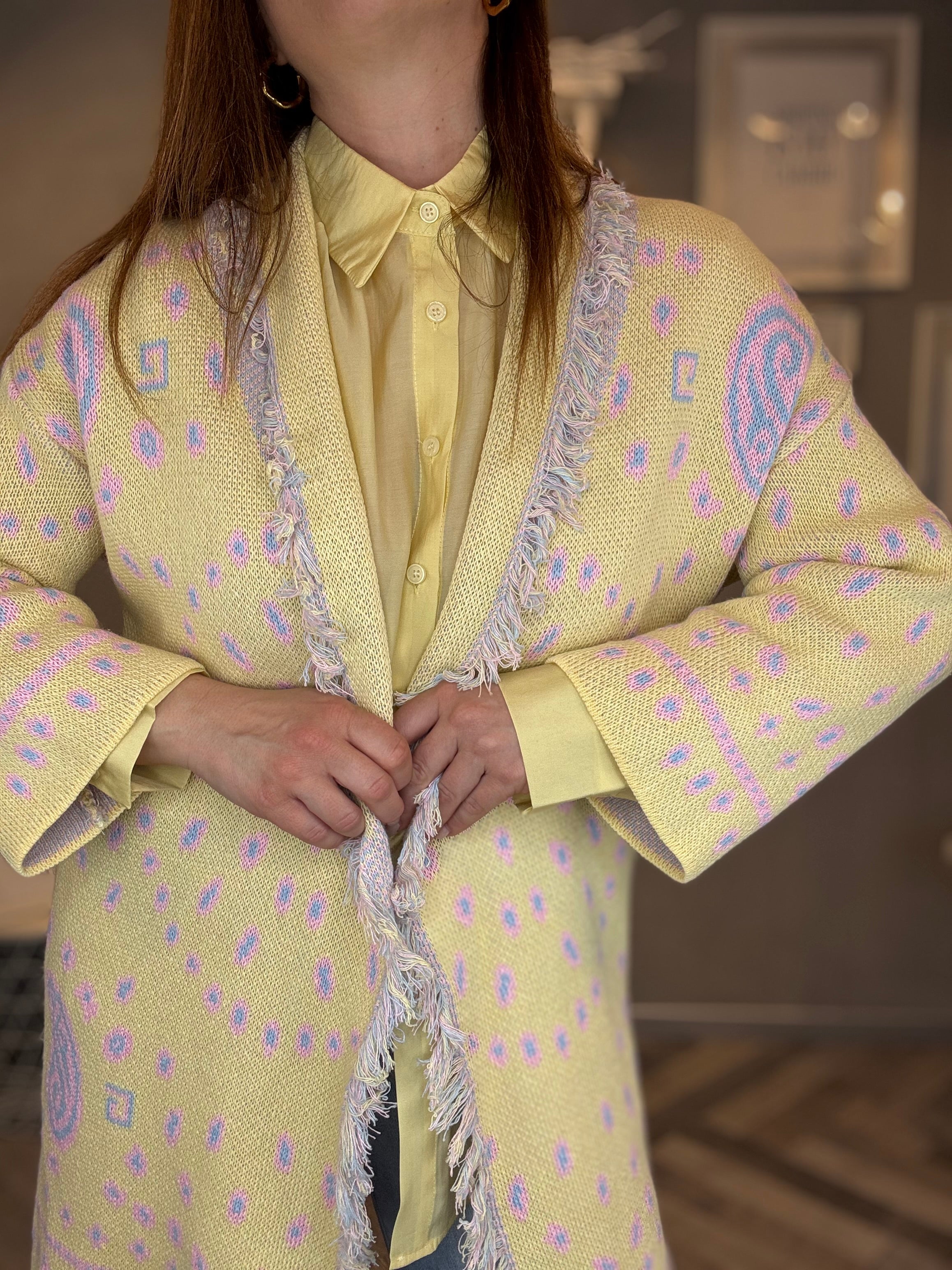 Cardigan jacquard giallo pastello con frange