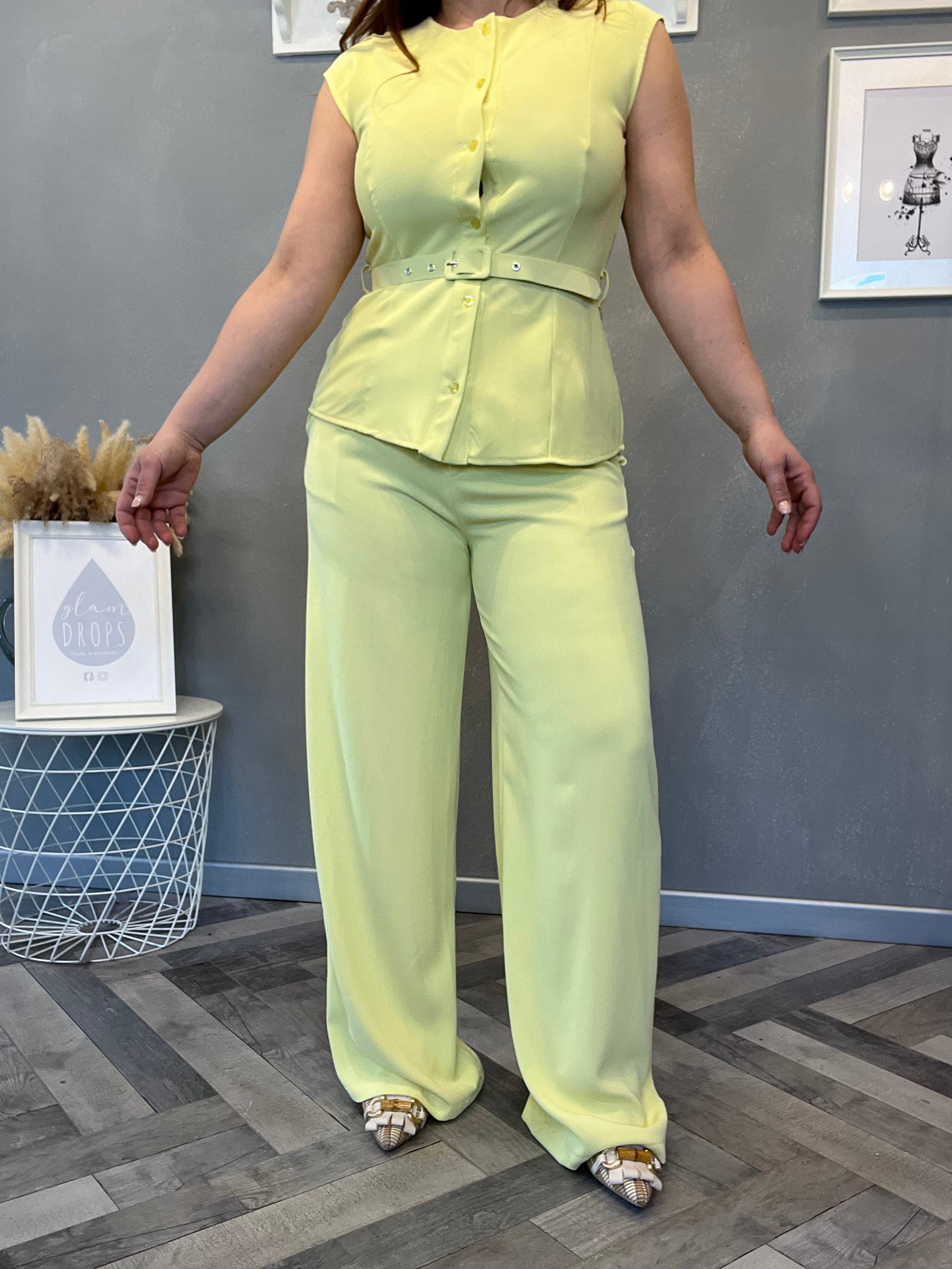 Coordinato smanicato con pantalone palazzo