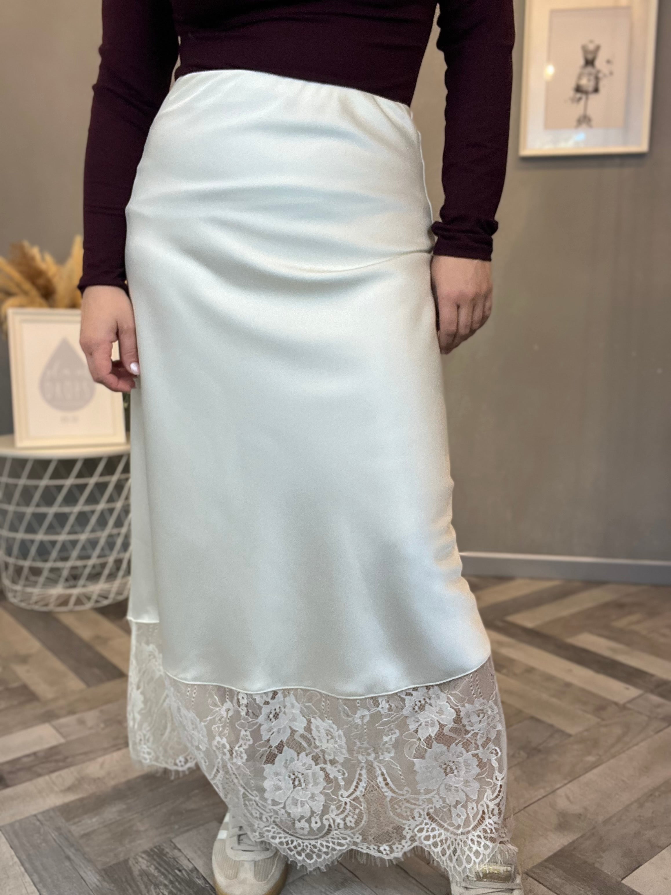 Gonna in satin con pizzo panna