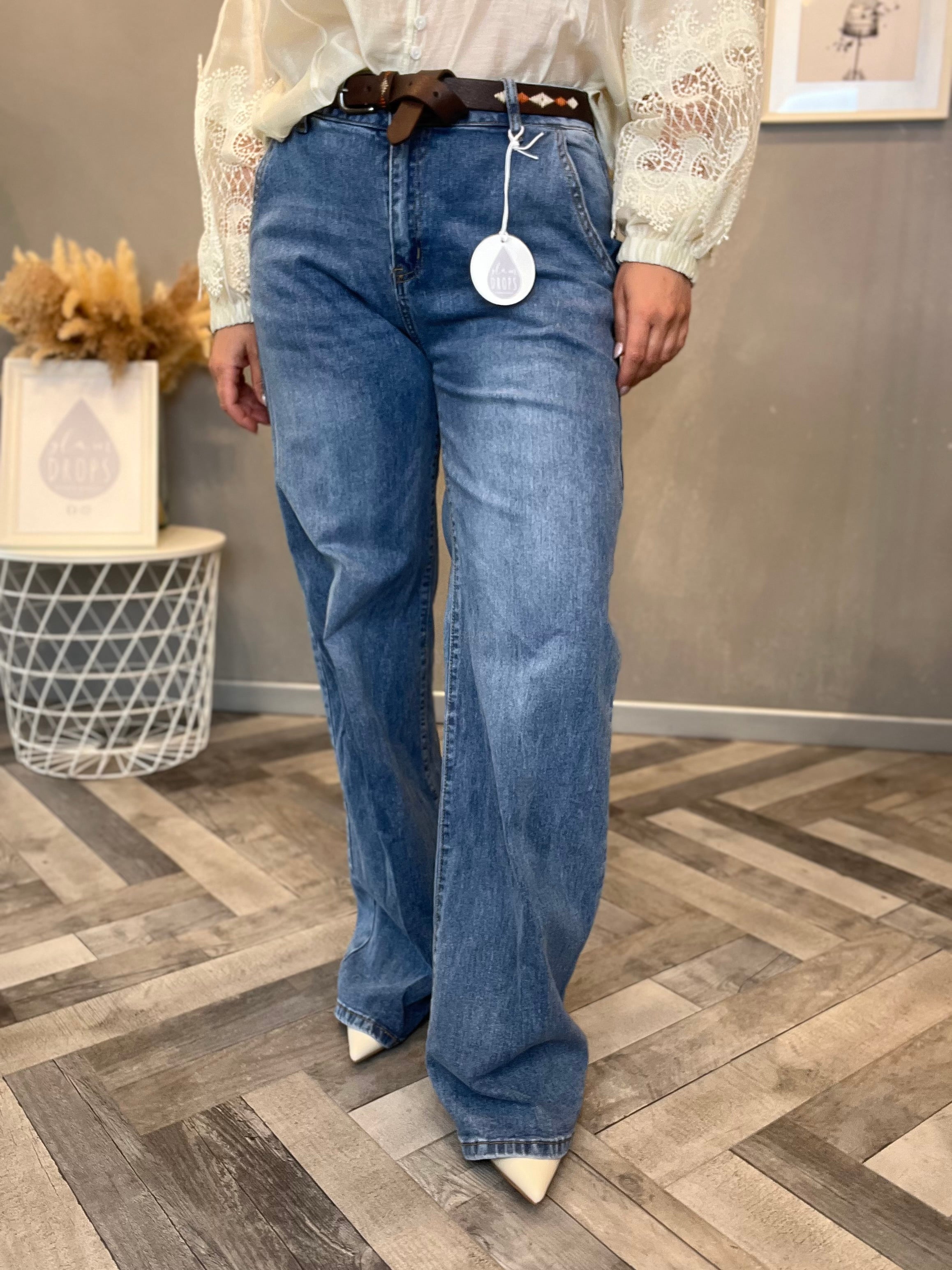 Jeans con cintura ricamata