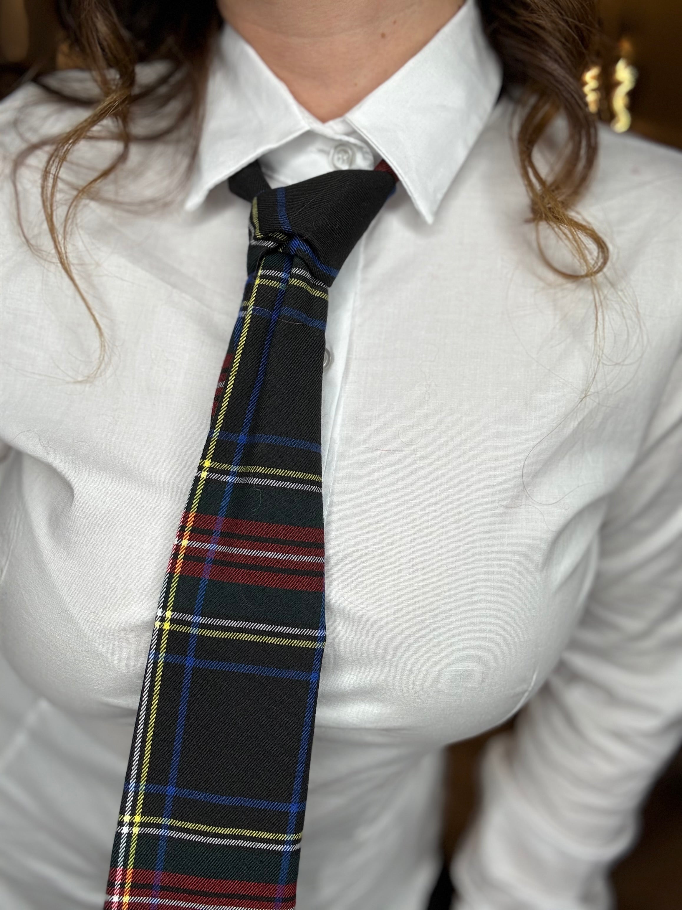 Camicia con cravatta tartan nera