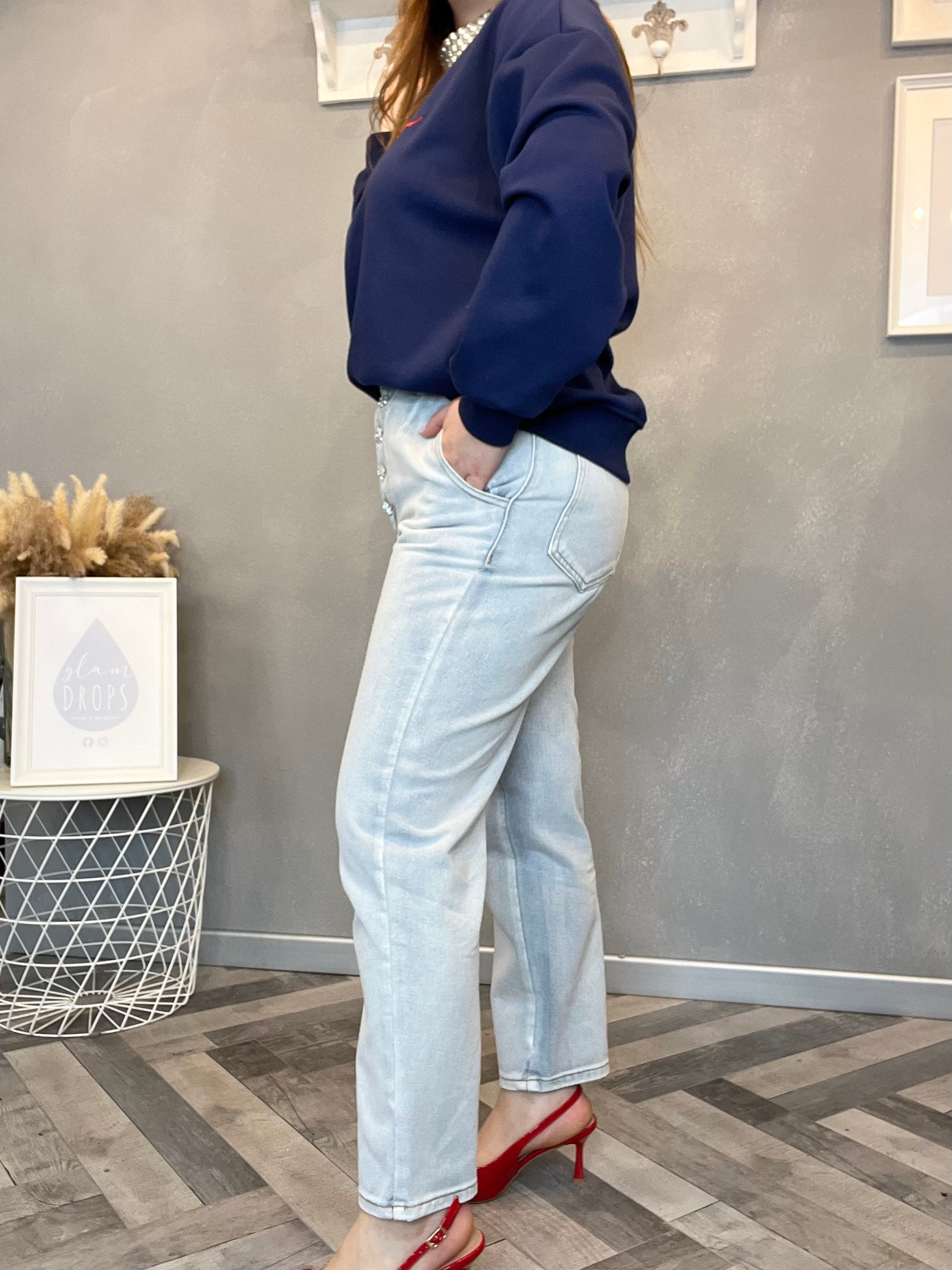 Jeans mom fit con bottoni gioiello lavaggio chiaro
