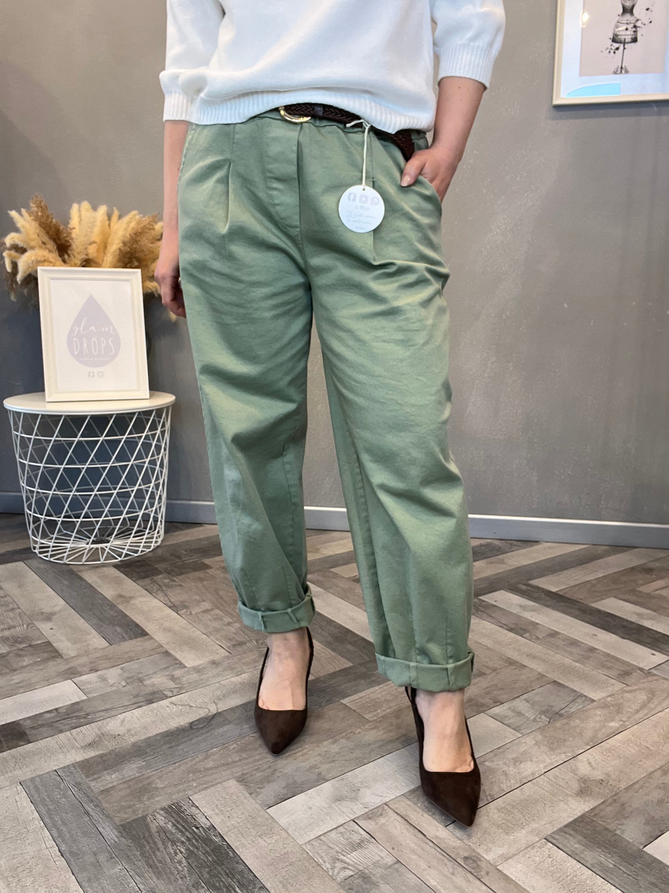 Pantalone carrot verde salvia con cintura