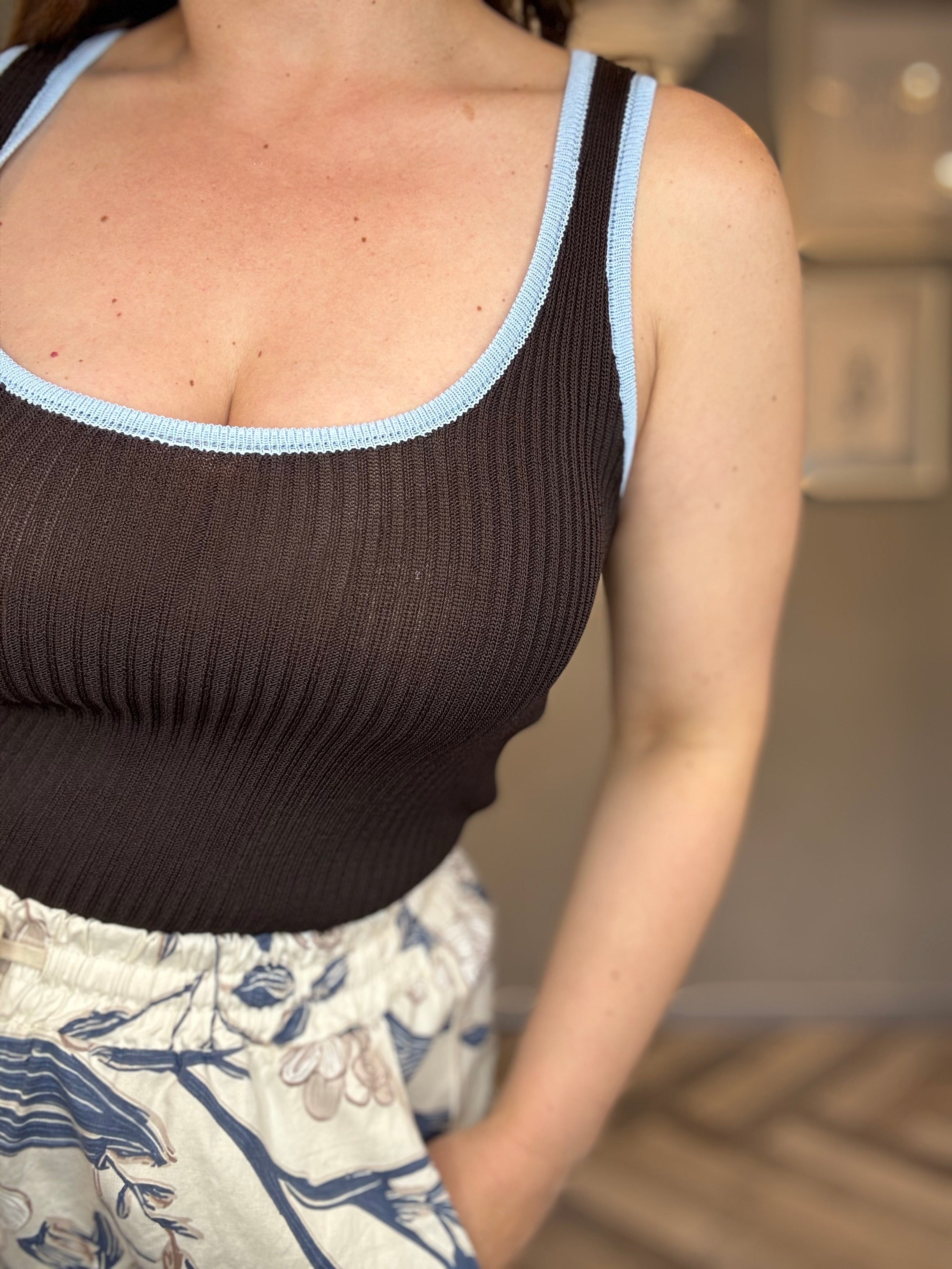 Top a costine con bordo a contrasto