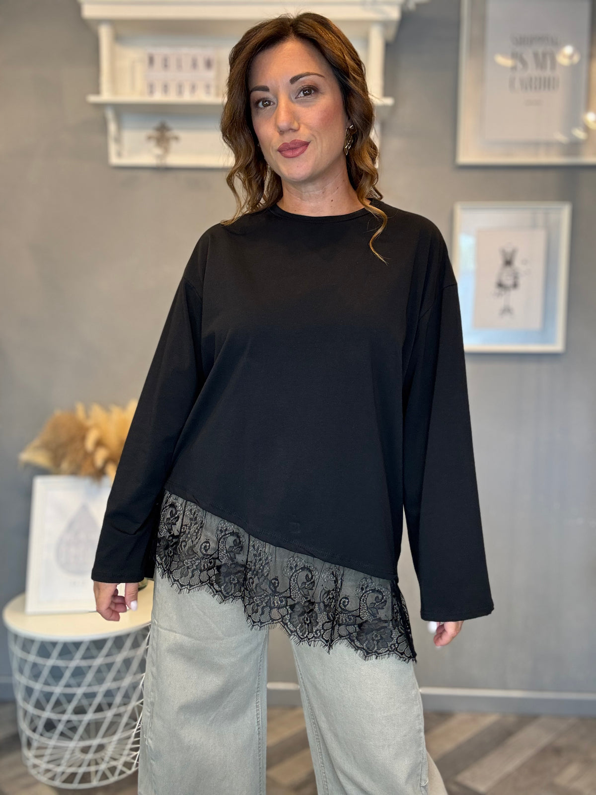 T-shirt asimmetrica con pizzo nero