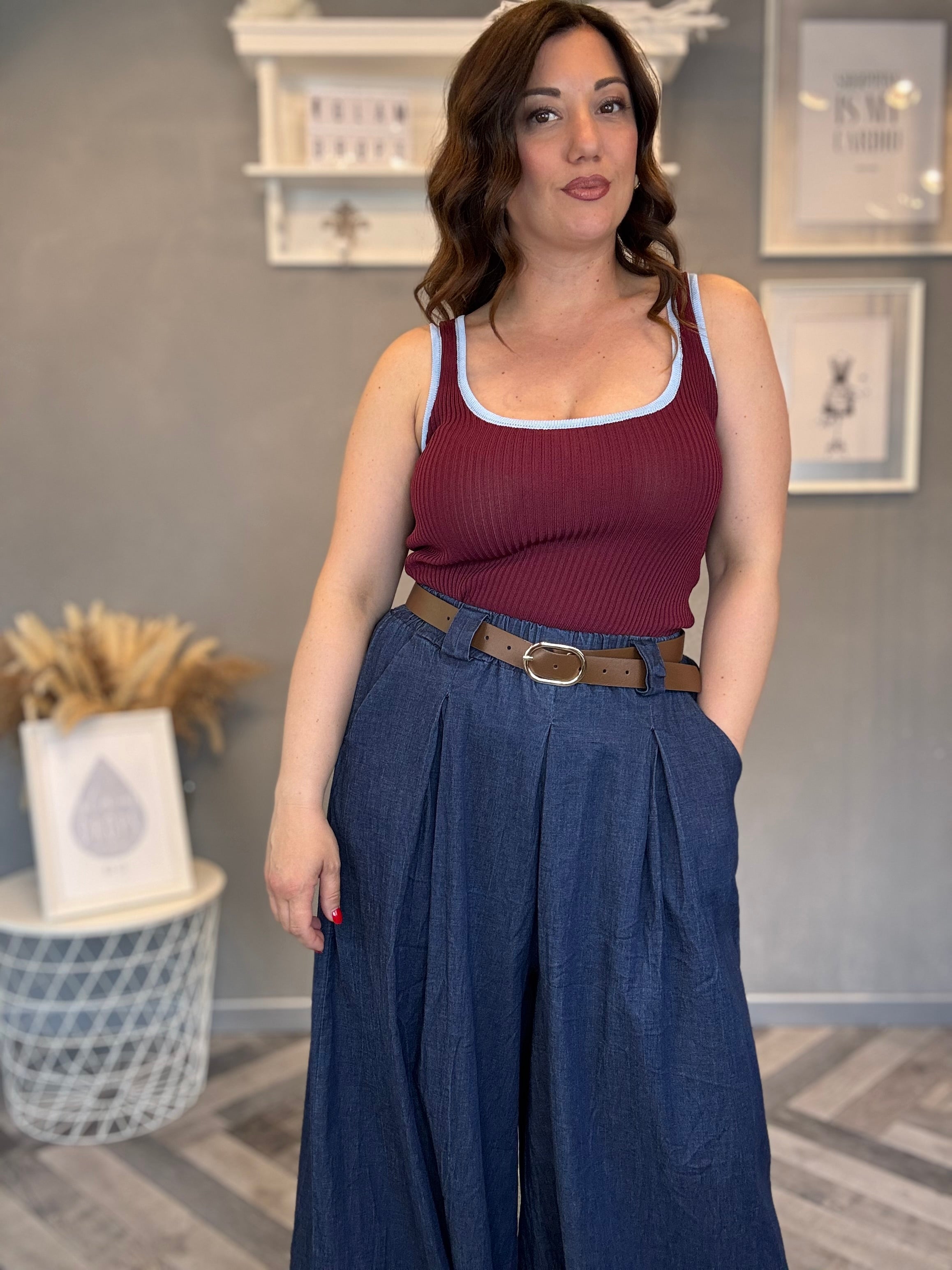 Top a costine con bordo a contrasto