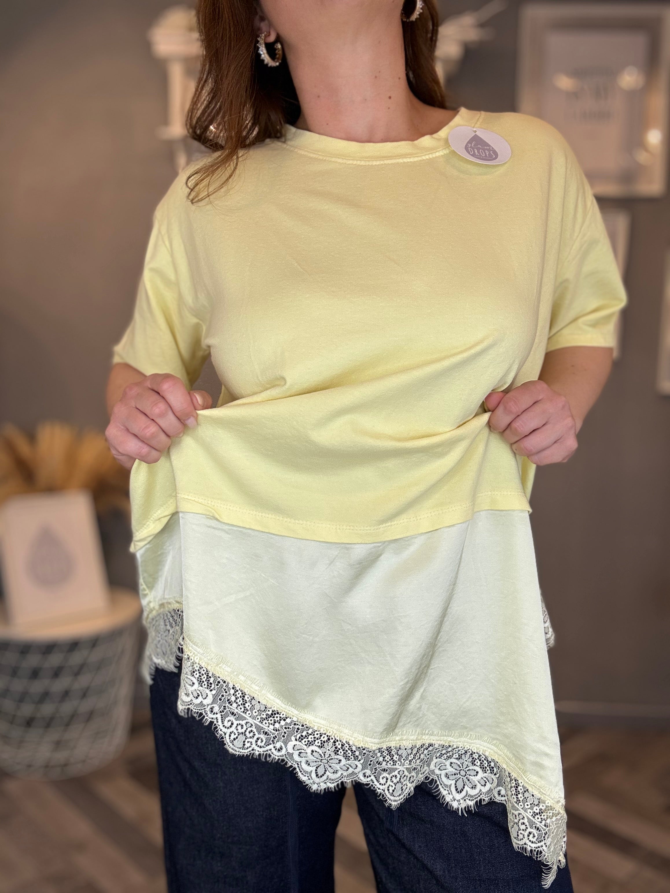 T-shirt giallo pastello con satin e pizzo