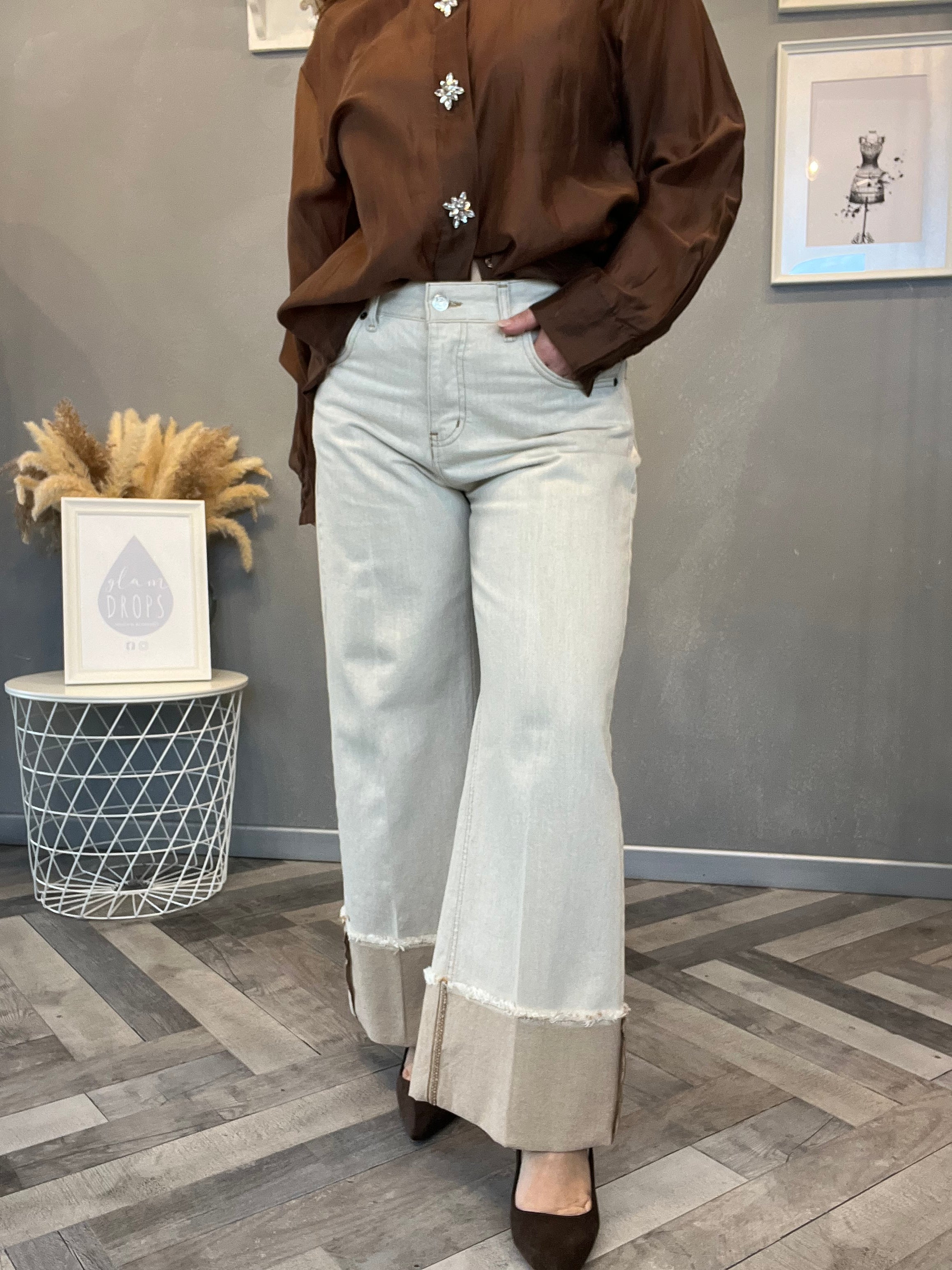 Jeans sabbiato con risvolto