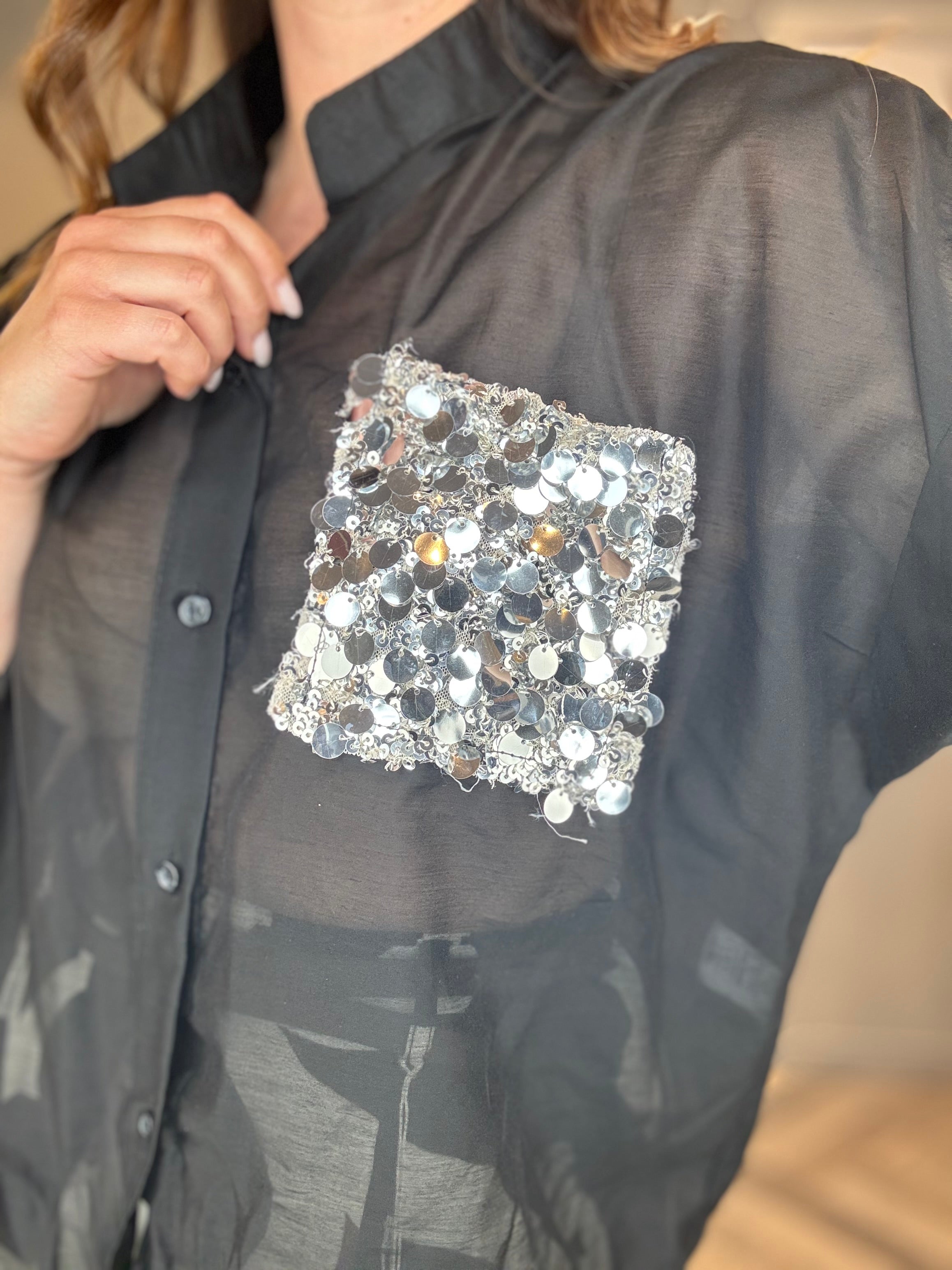 Camicia nera con tasca paillettes