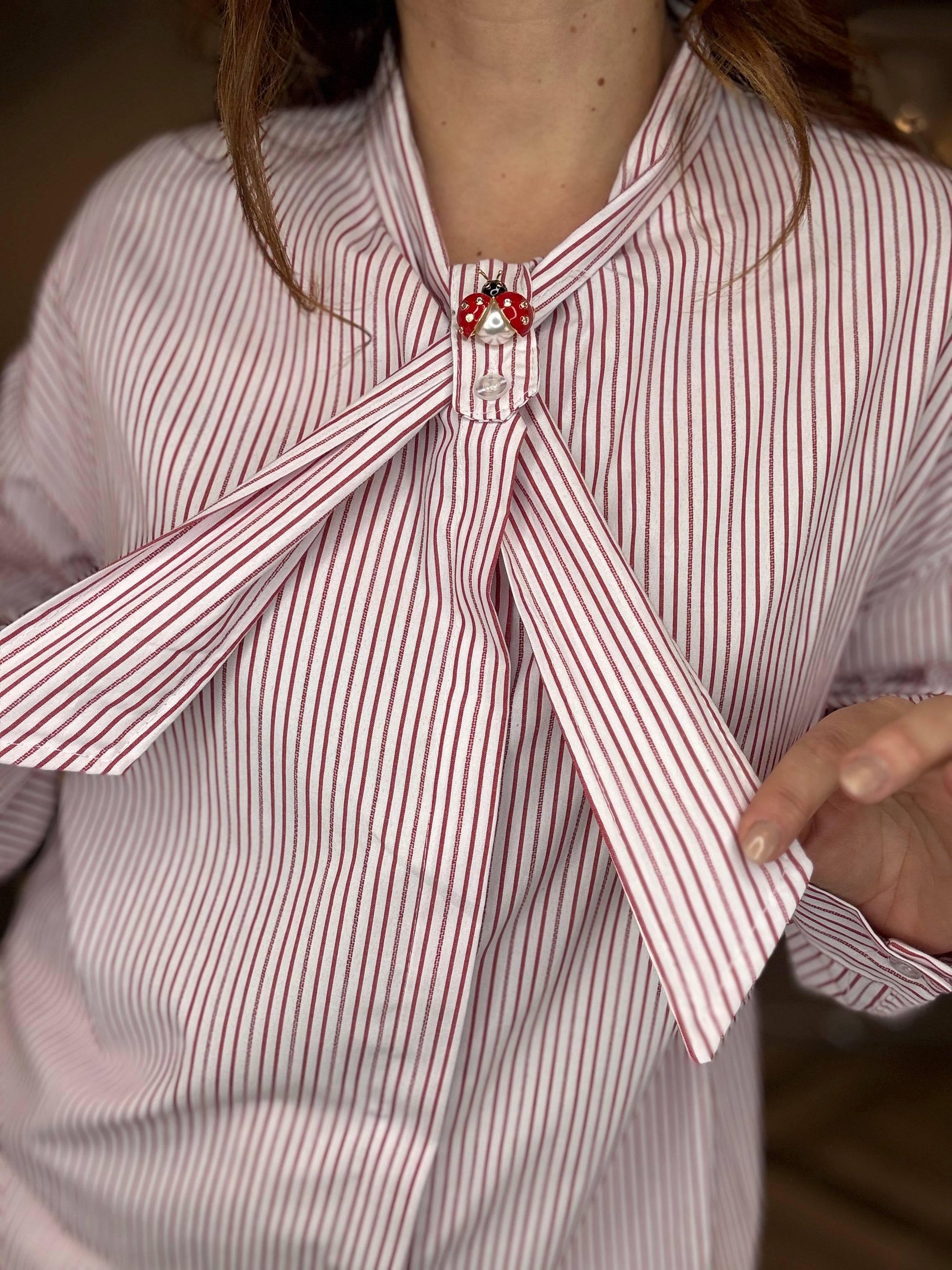 Camicia a righe rosse con fiocco