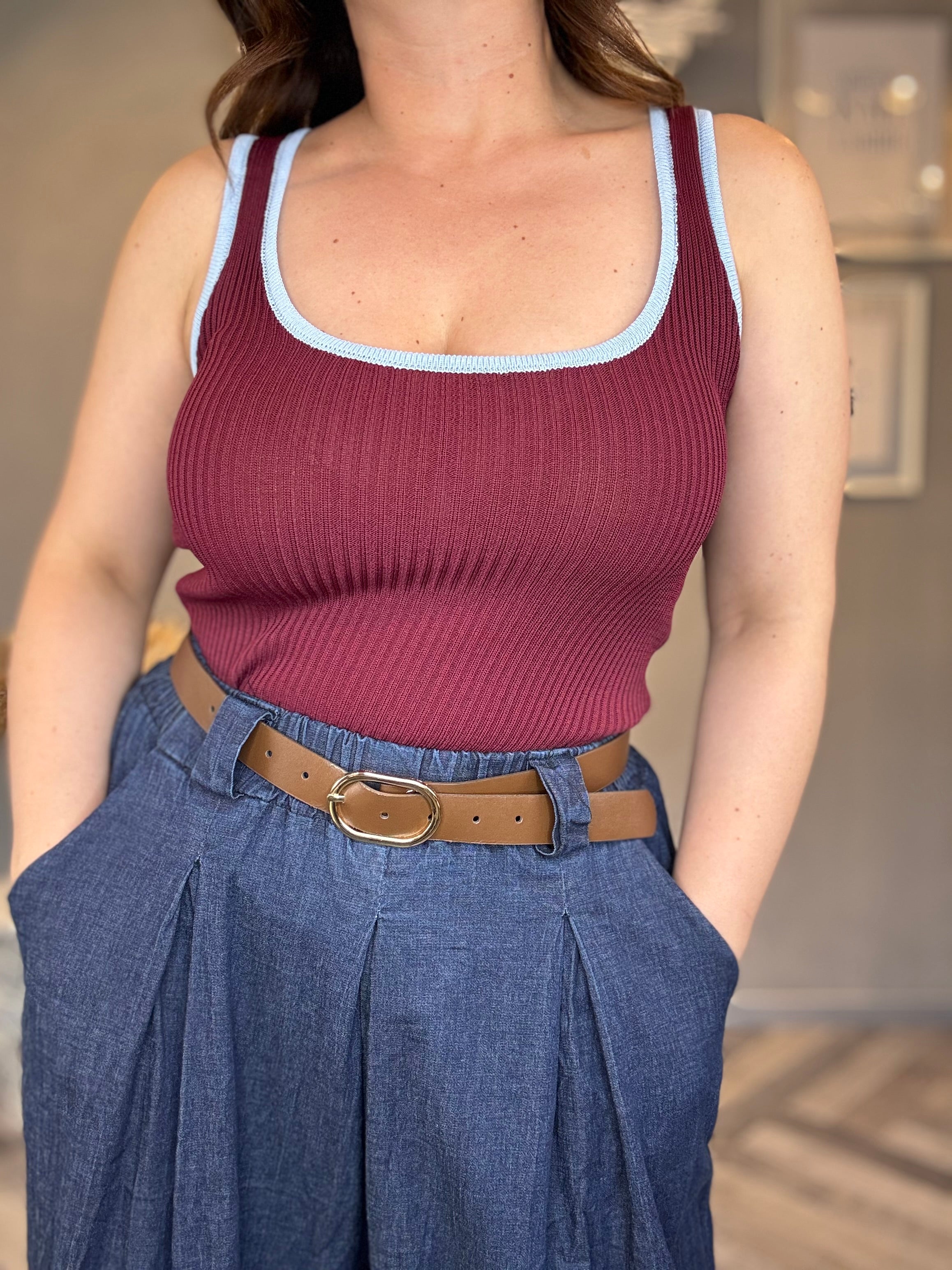 Top a costine con bordo a contrasto