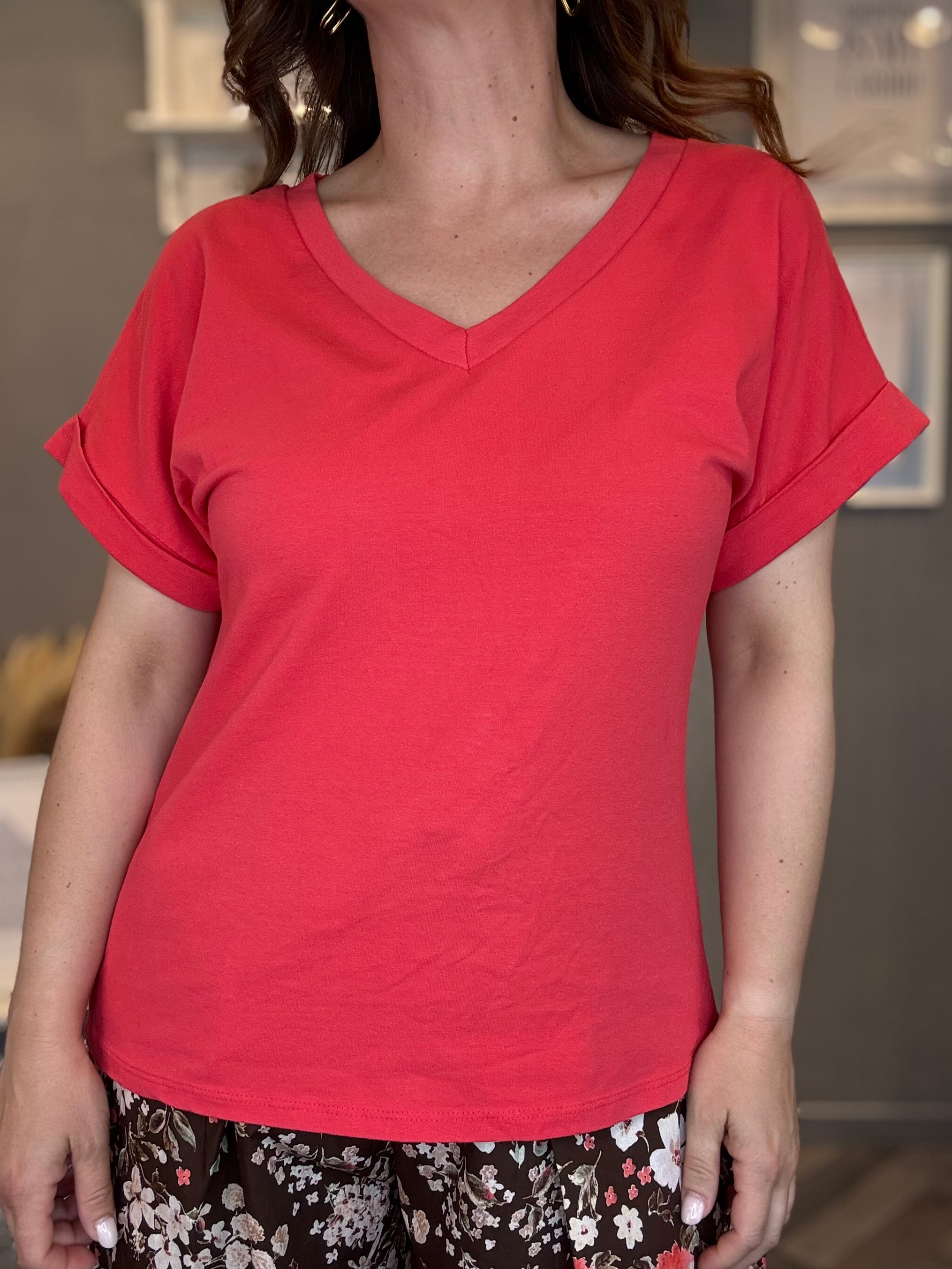 T-shirt a V basic corallo