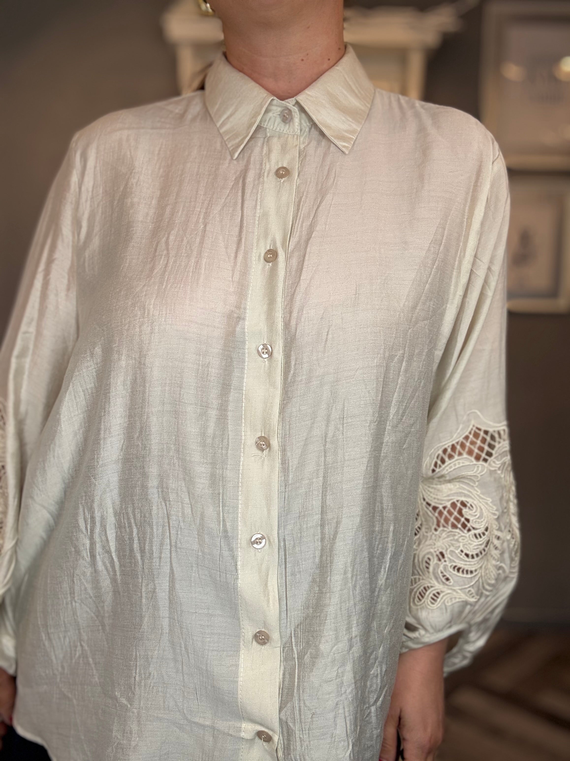 Camicia con ricami traforati
