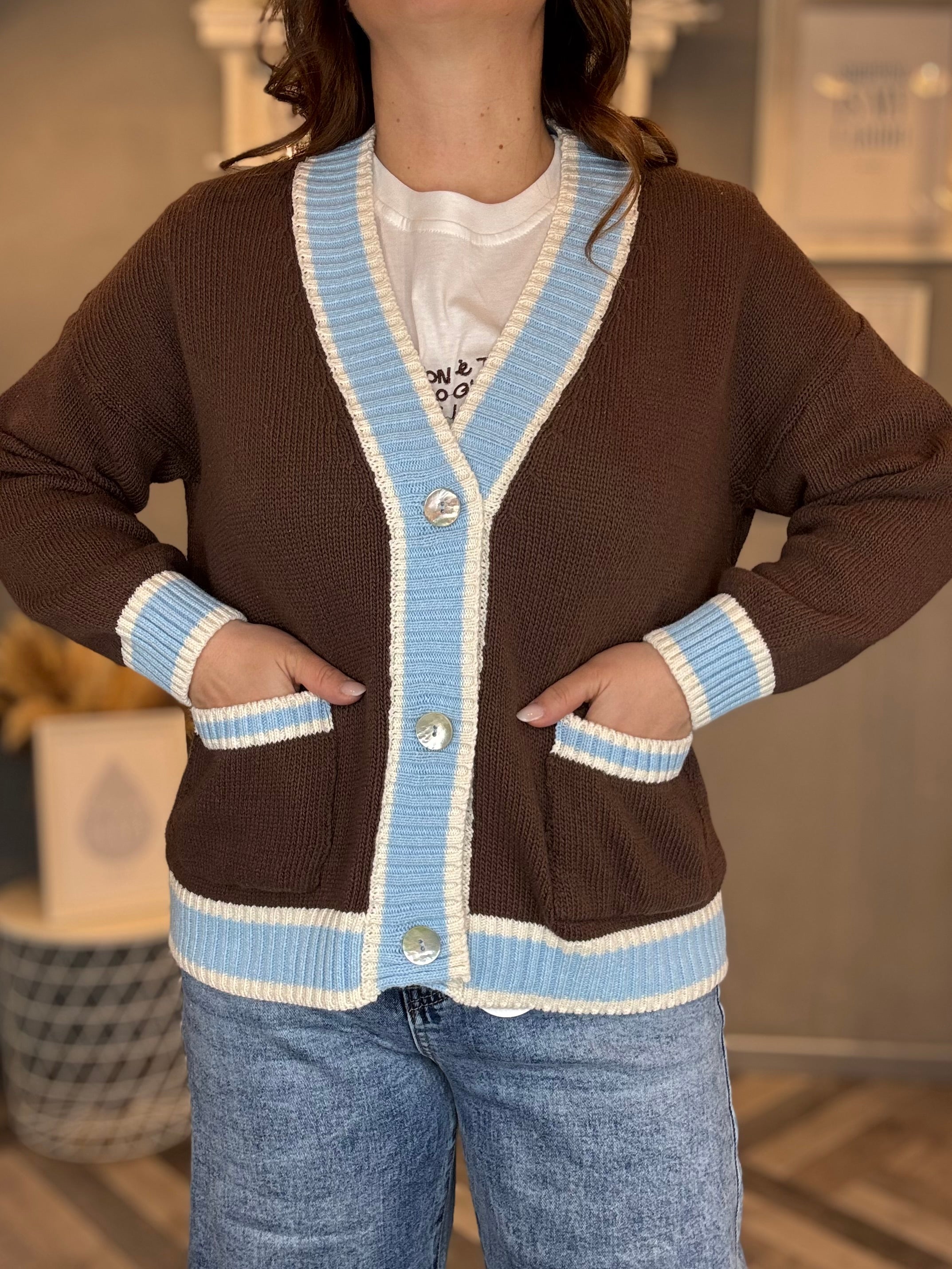 Cardigan cioccolato profili azzurri