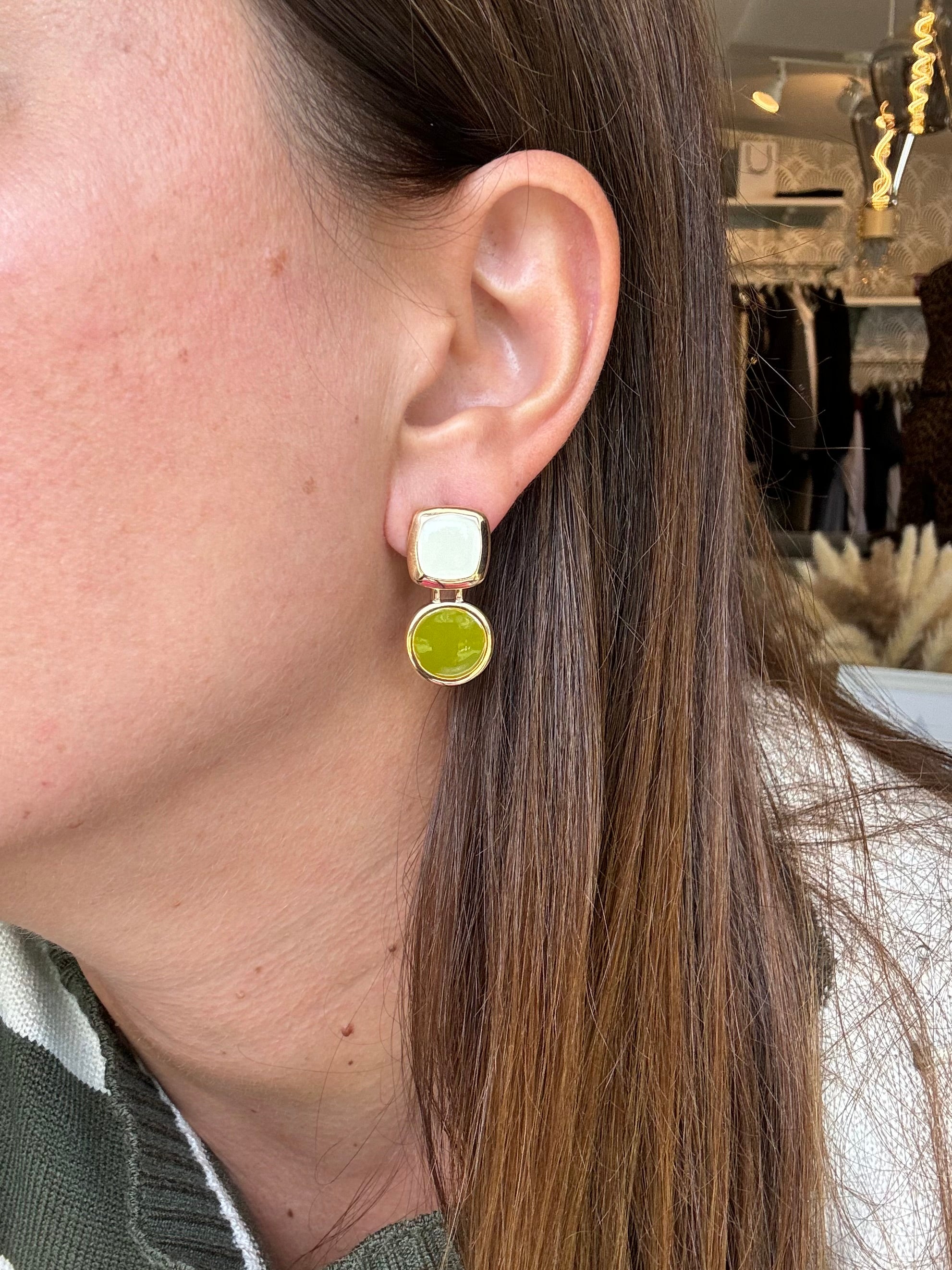 Orecchini smalto latte e oliva