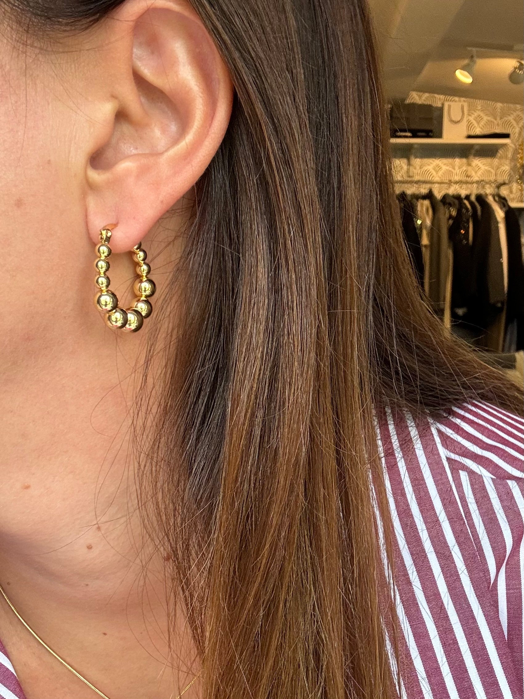 Orecchini cerchio ovale sfere