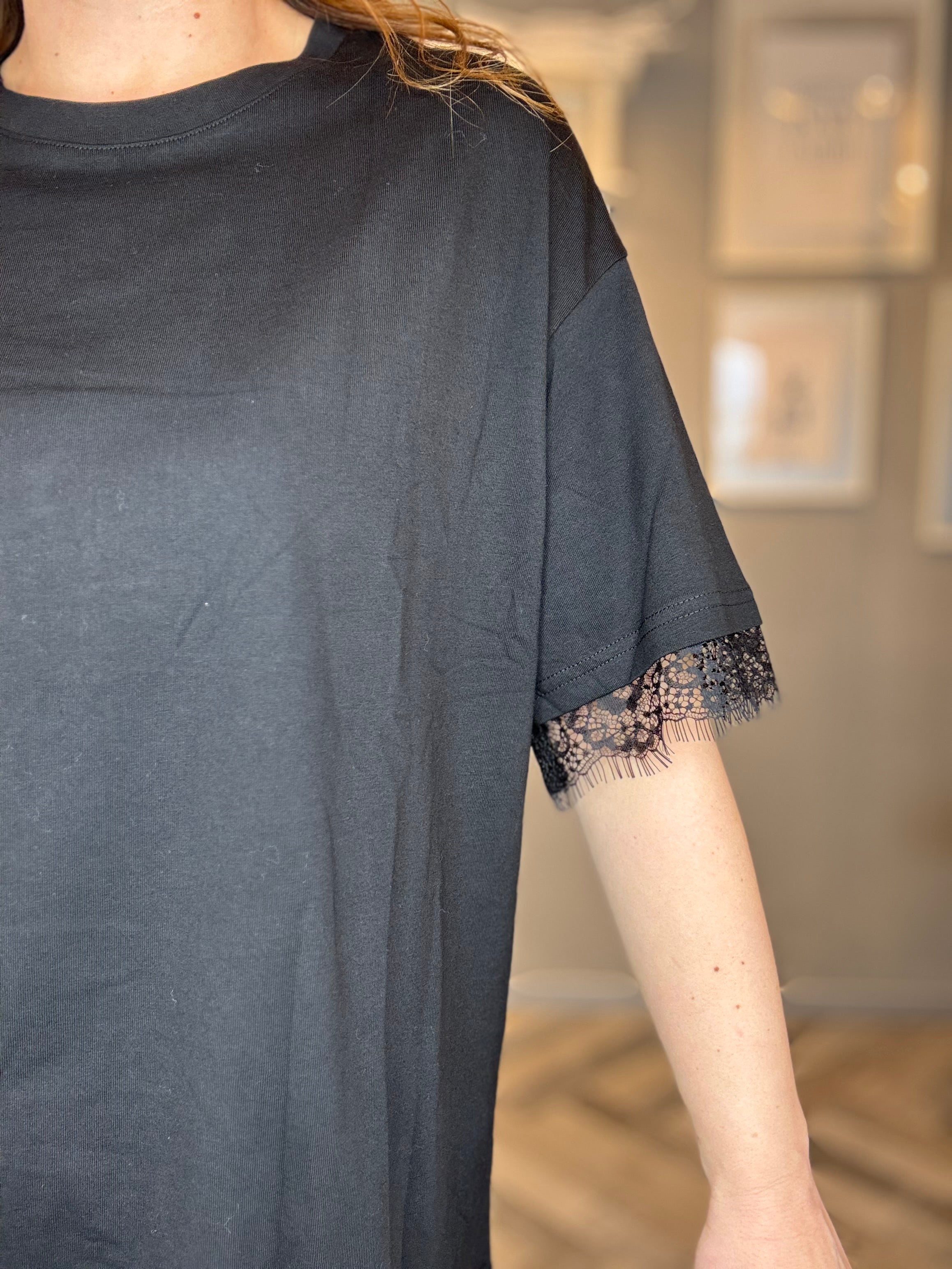 T-shirt over pizzo details nera