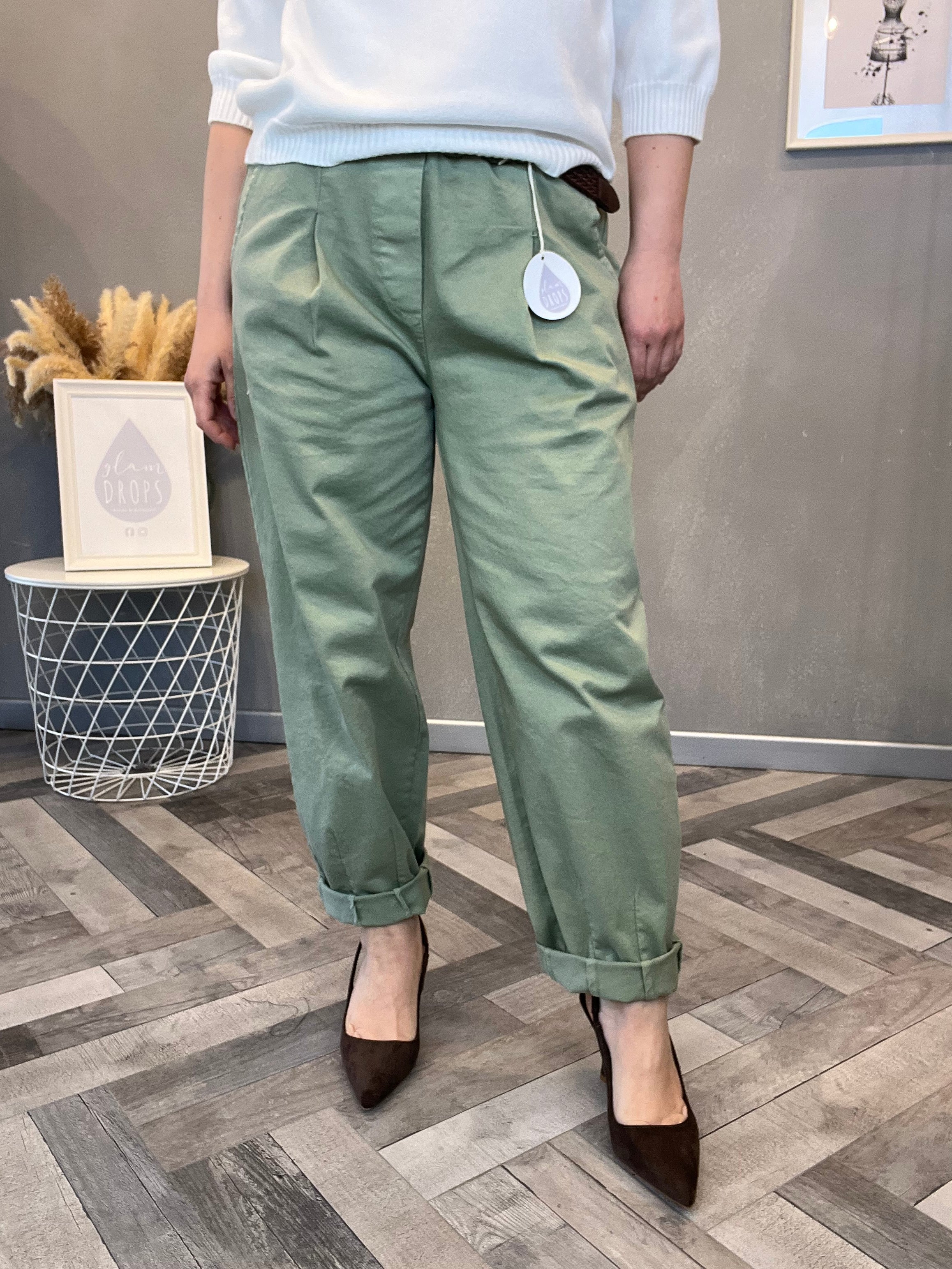 Pantalone carrot verde salvia con cintura