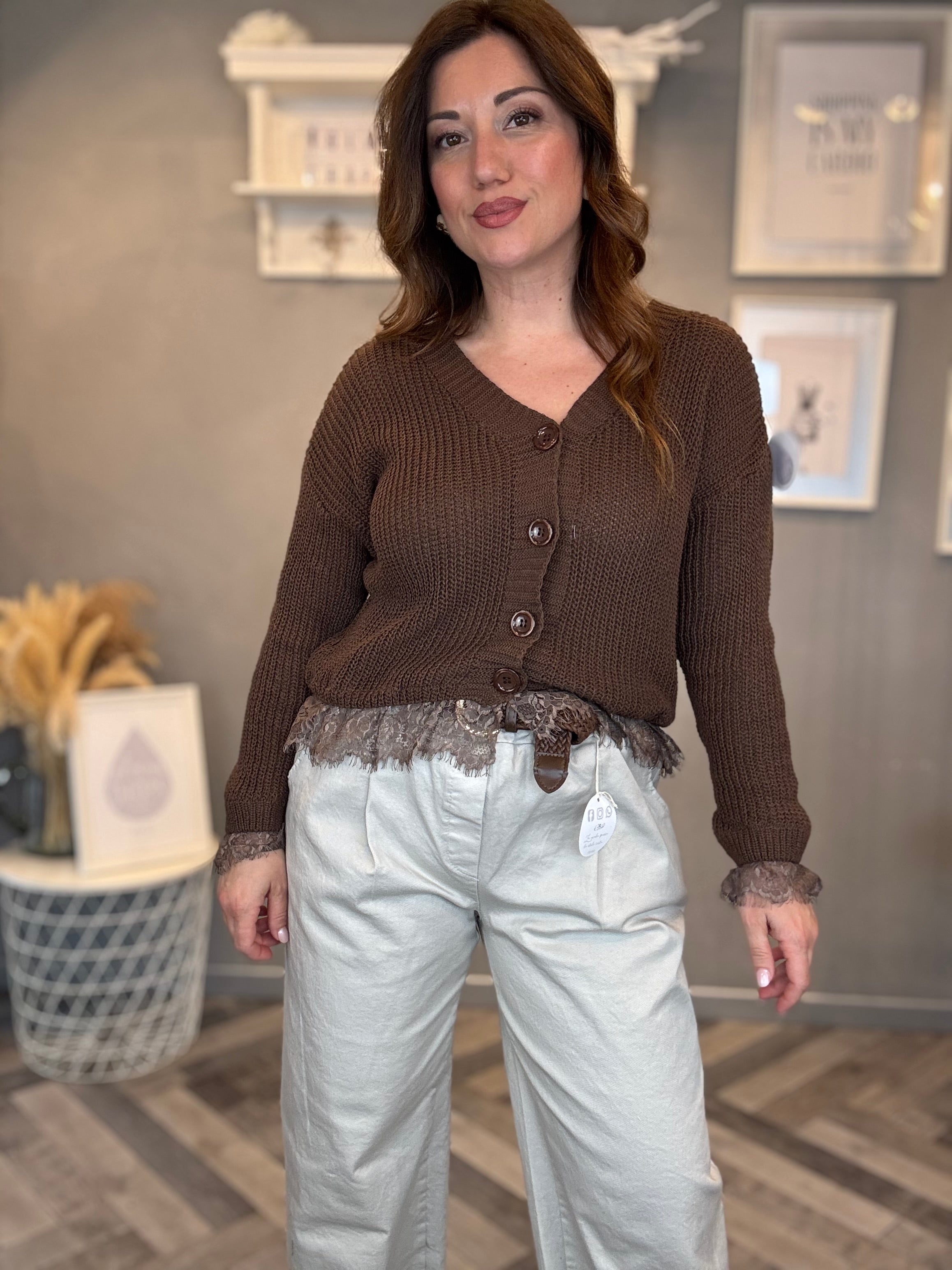 Cardigan cioccolato con dettagli in pizzo
