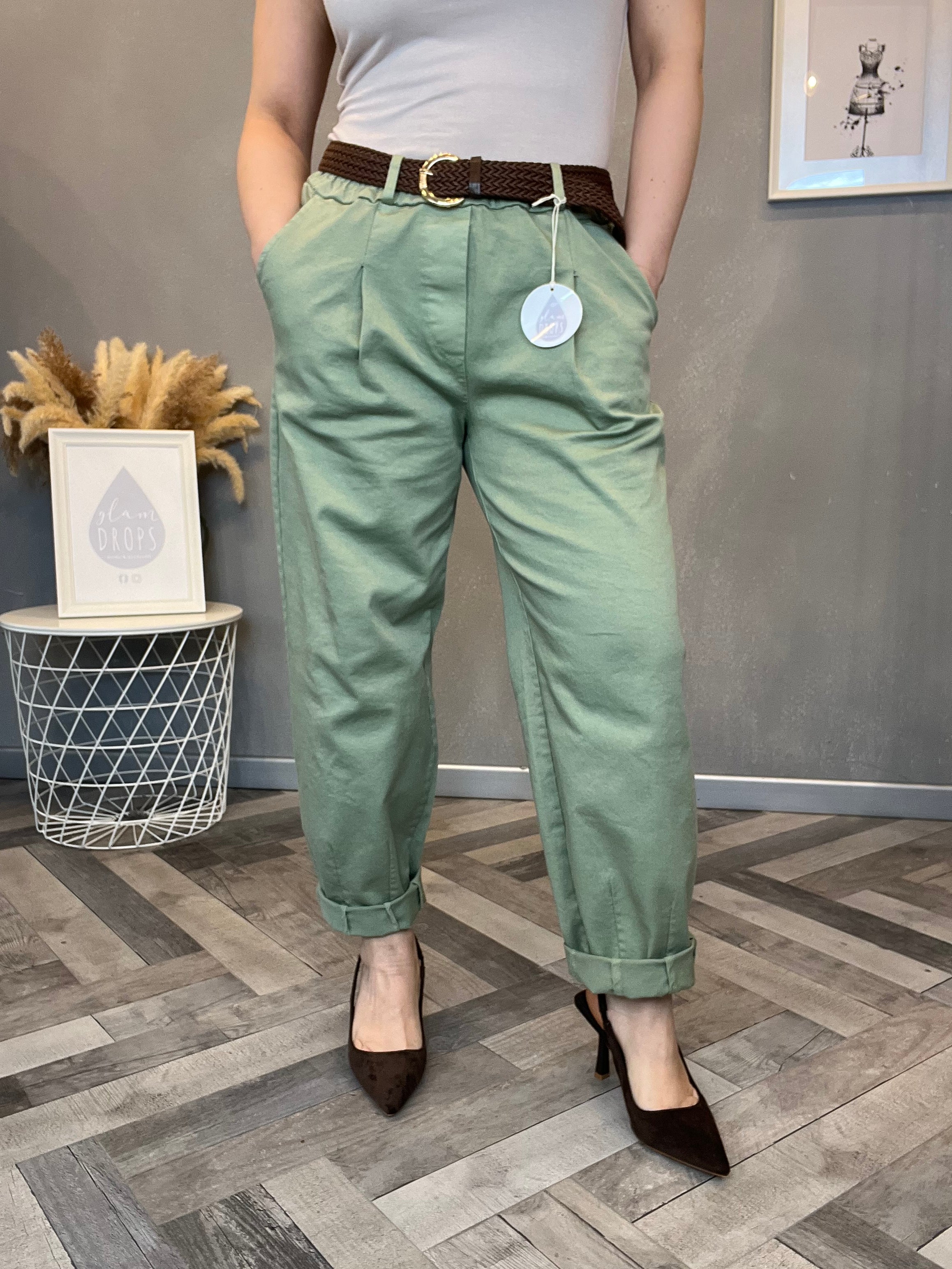 Pantalone carrot verde salvia con cintura