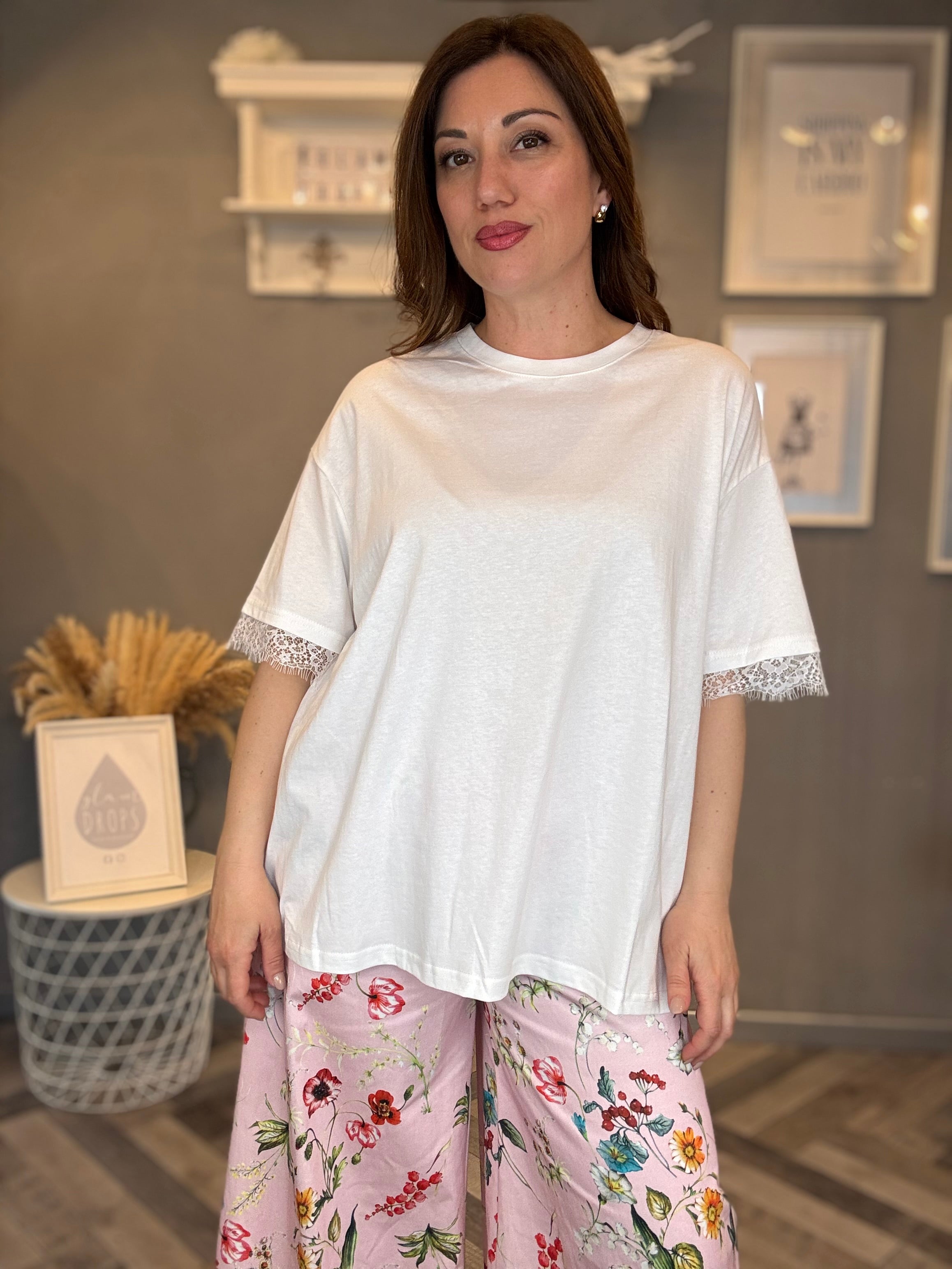 T-shirt over pizzo details bianca