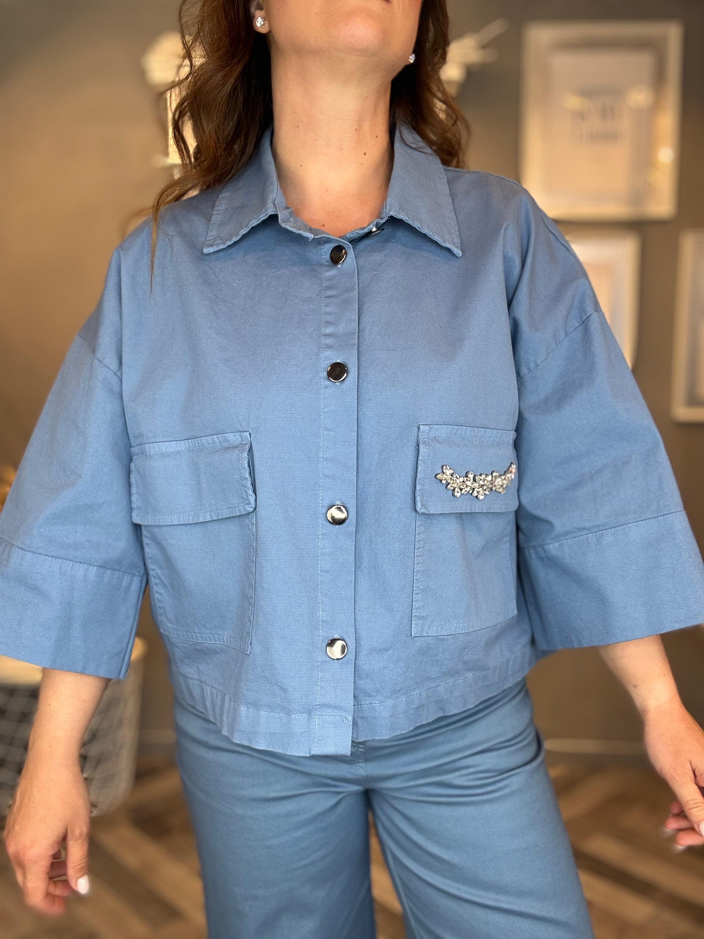Giacca crop con cabochon carta da zucchero