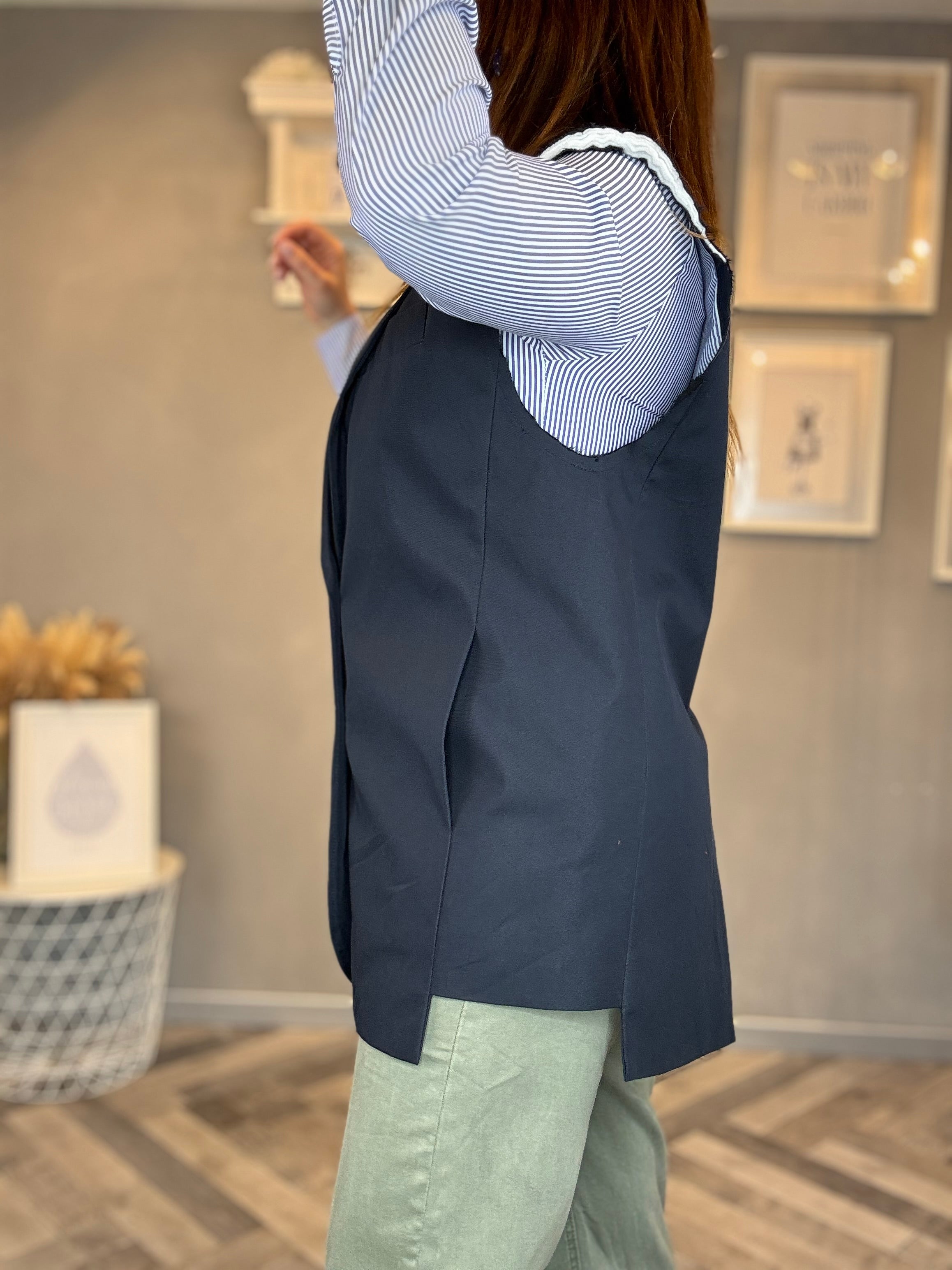 Gilet blazer smanicato con spallina tagliata a vivo