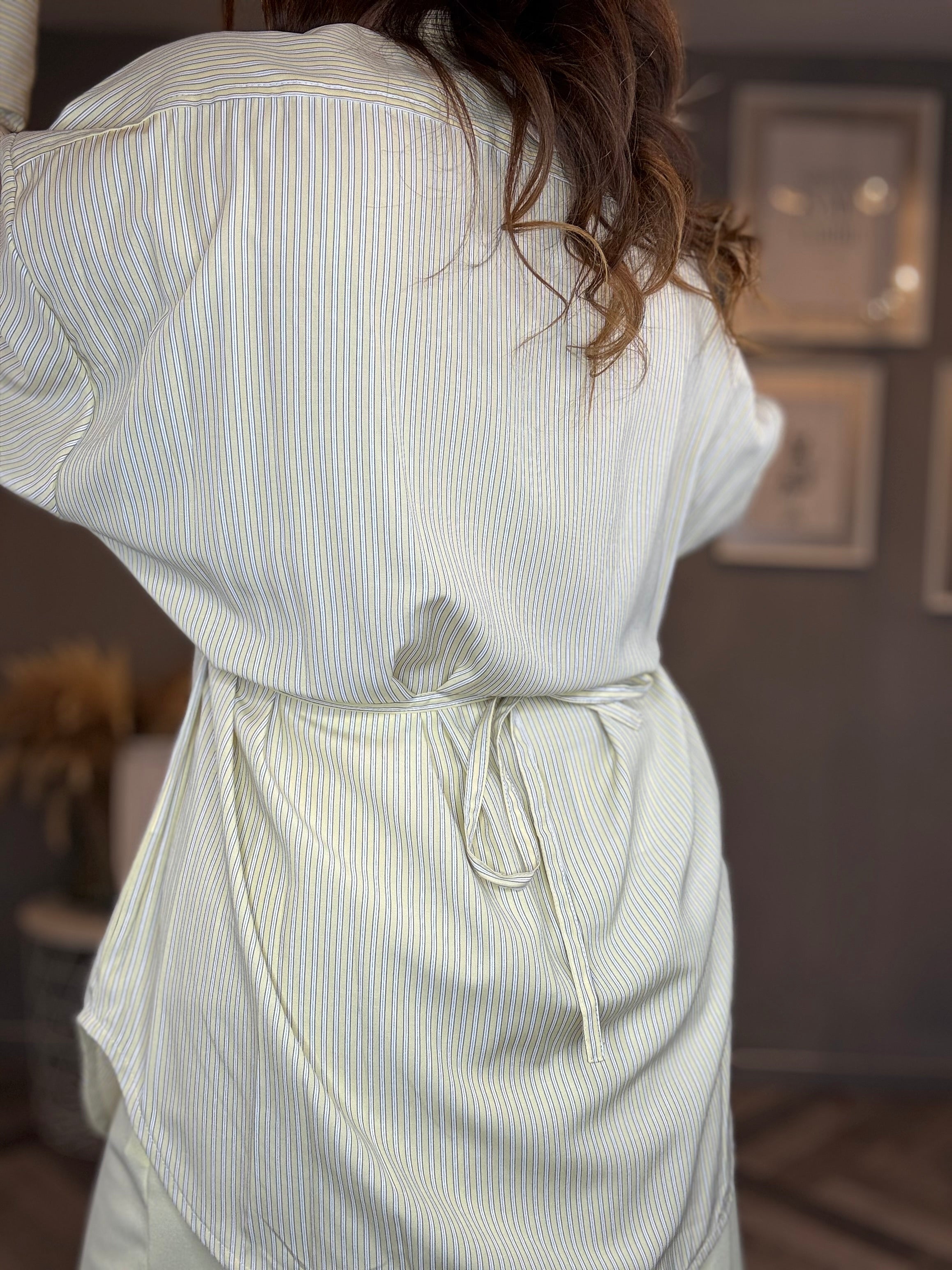 Camicia a righe bianche con laccio