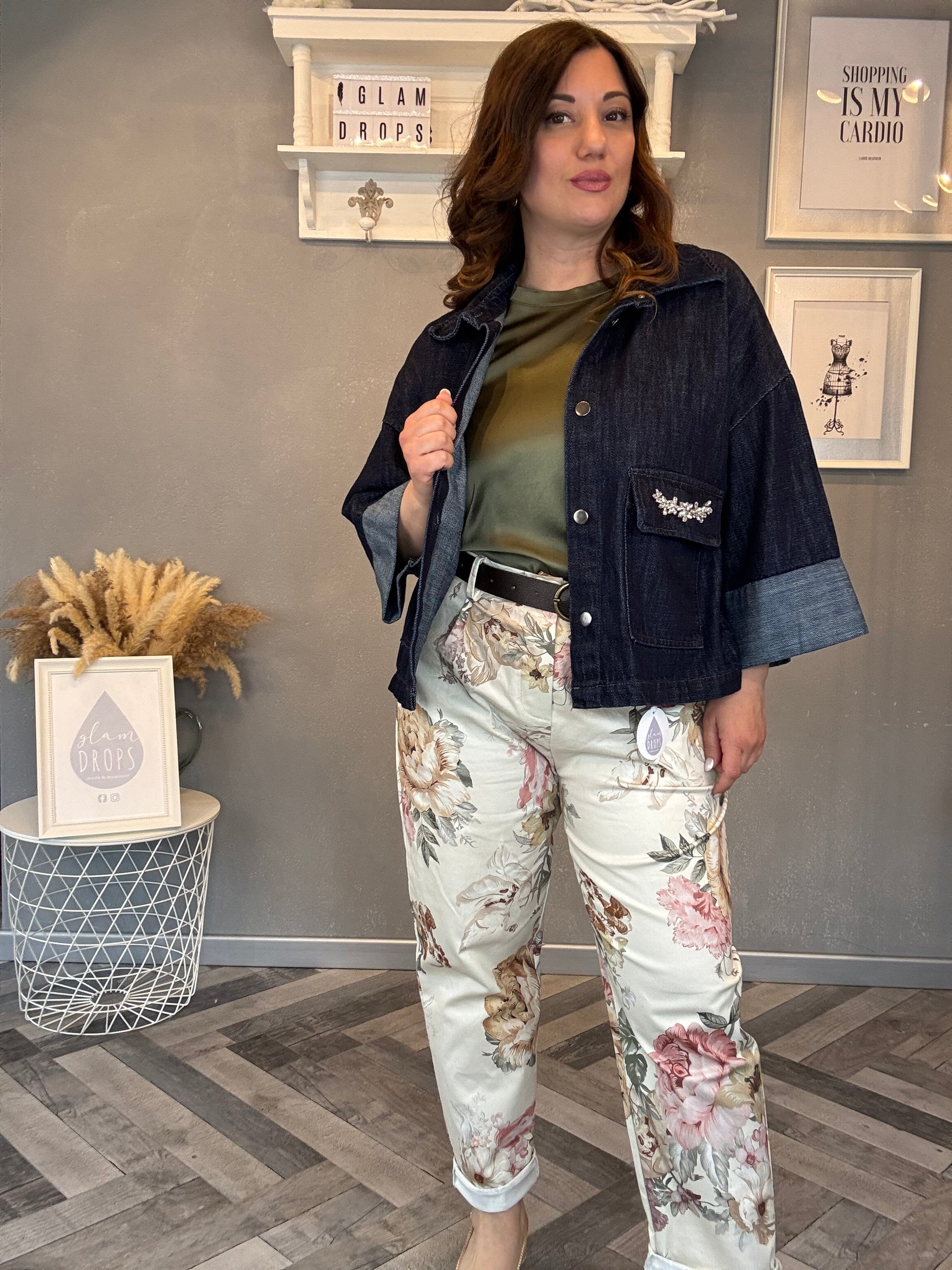 Giacca crop denim con dettagli gioiello