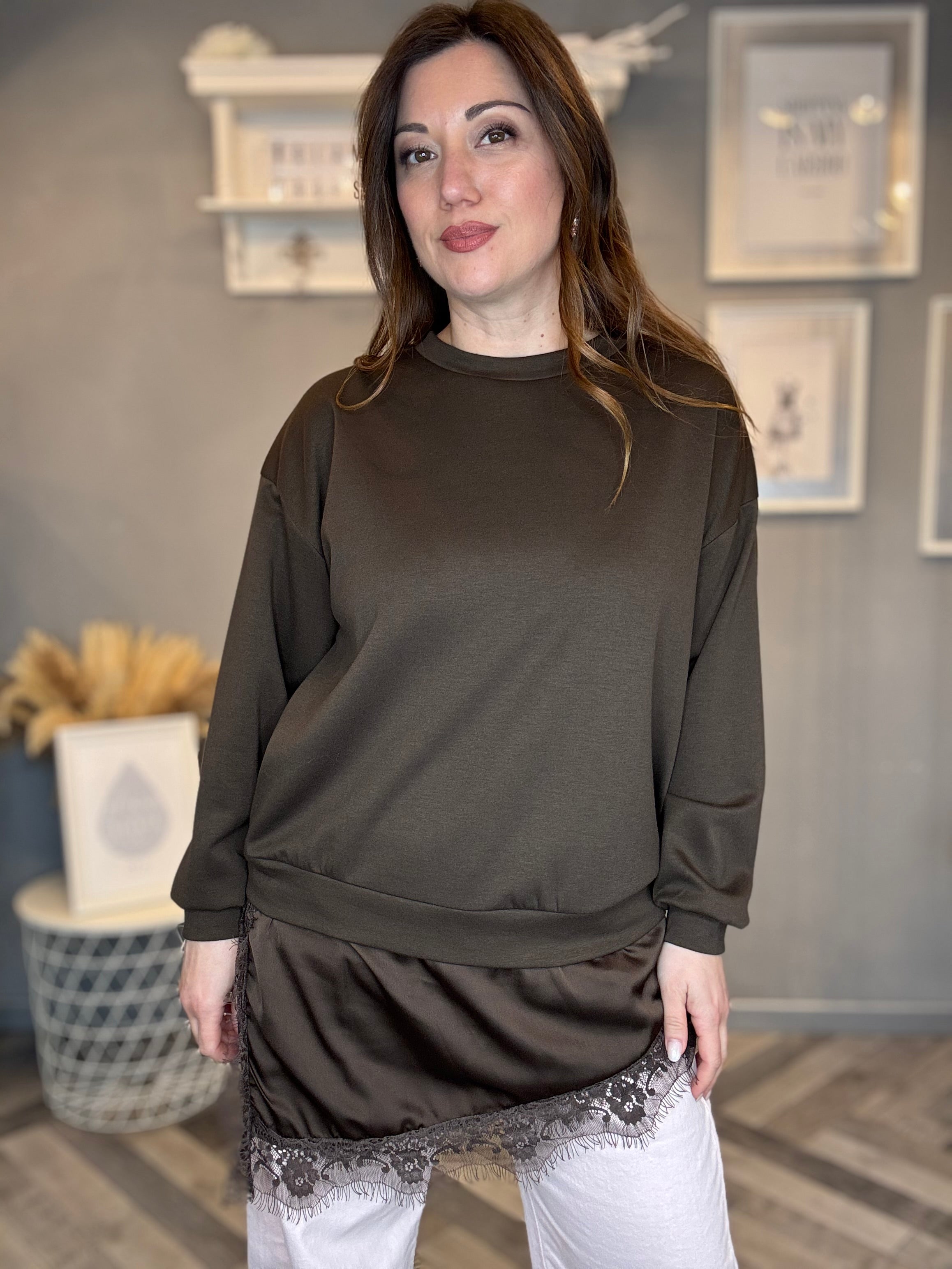 Felpa con bordo in raso e pizzo moro