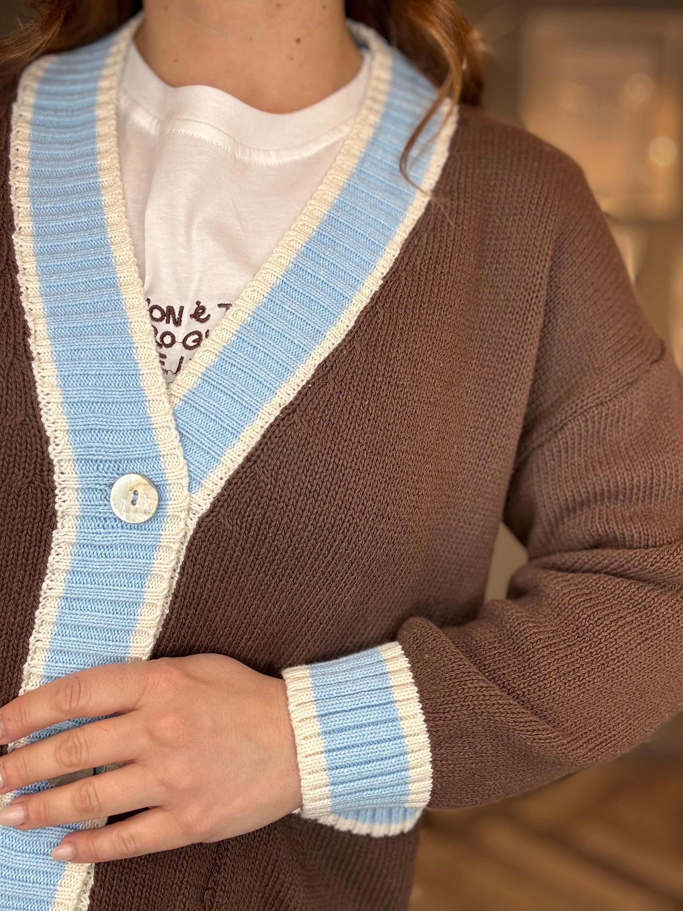 Cardigan cioccolato profili azzurri