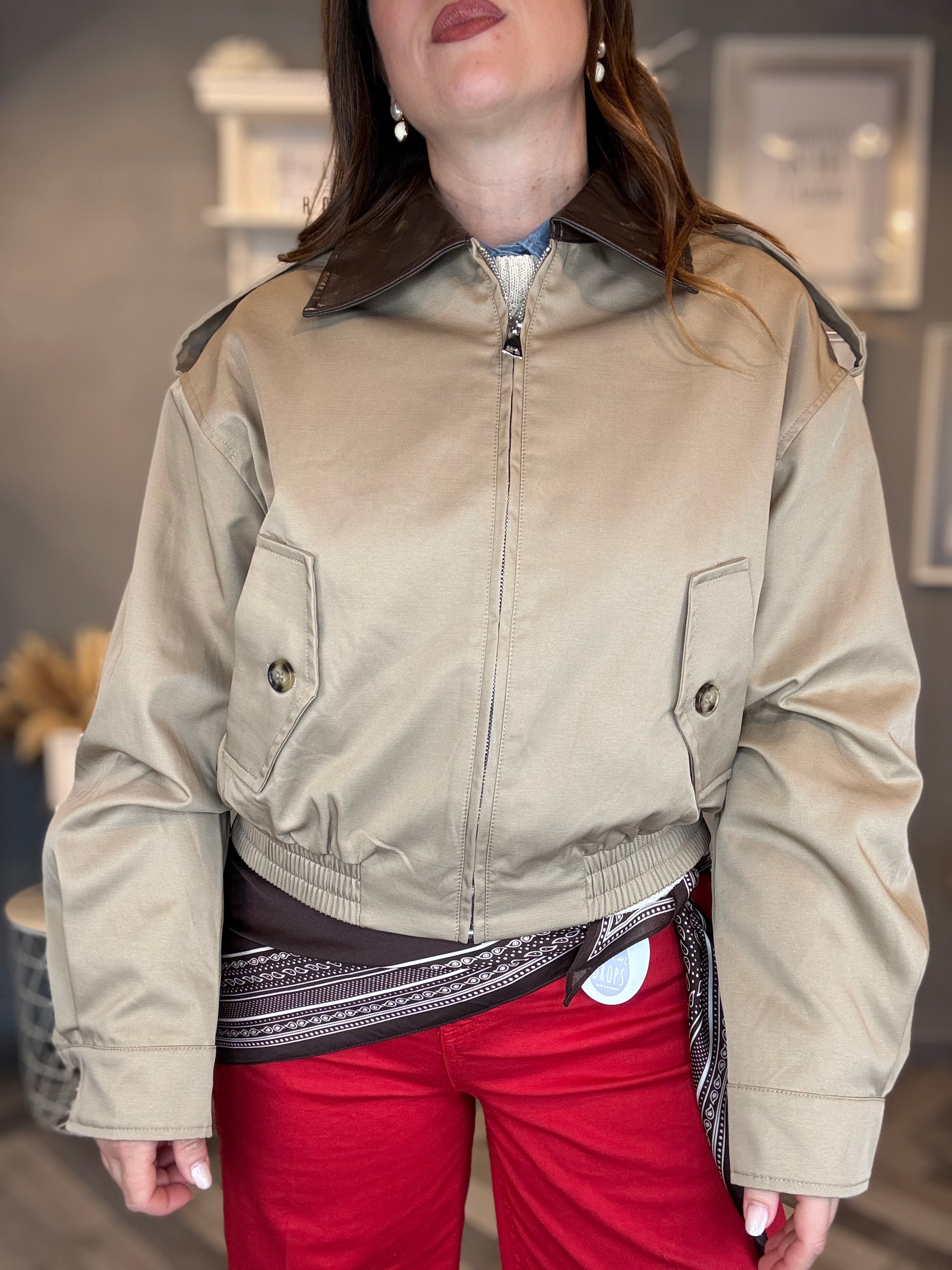 Bomber biscotto con colletto ecopelle