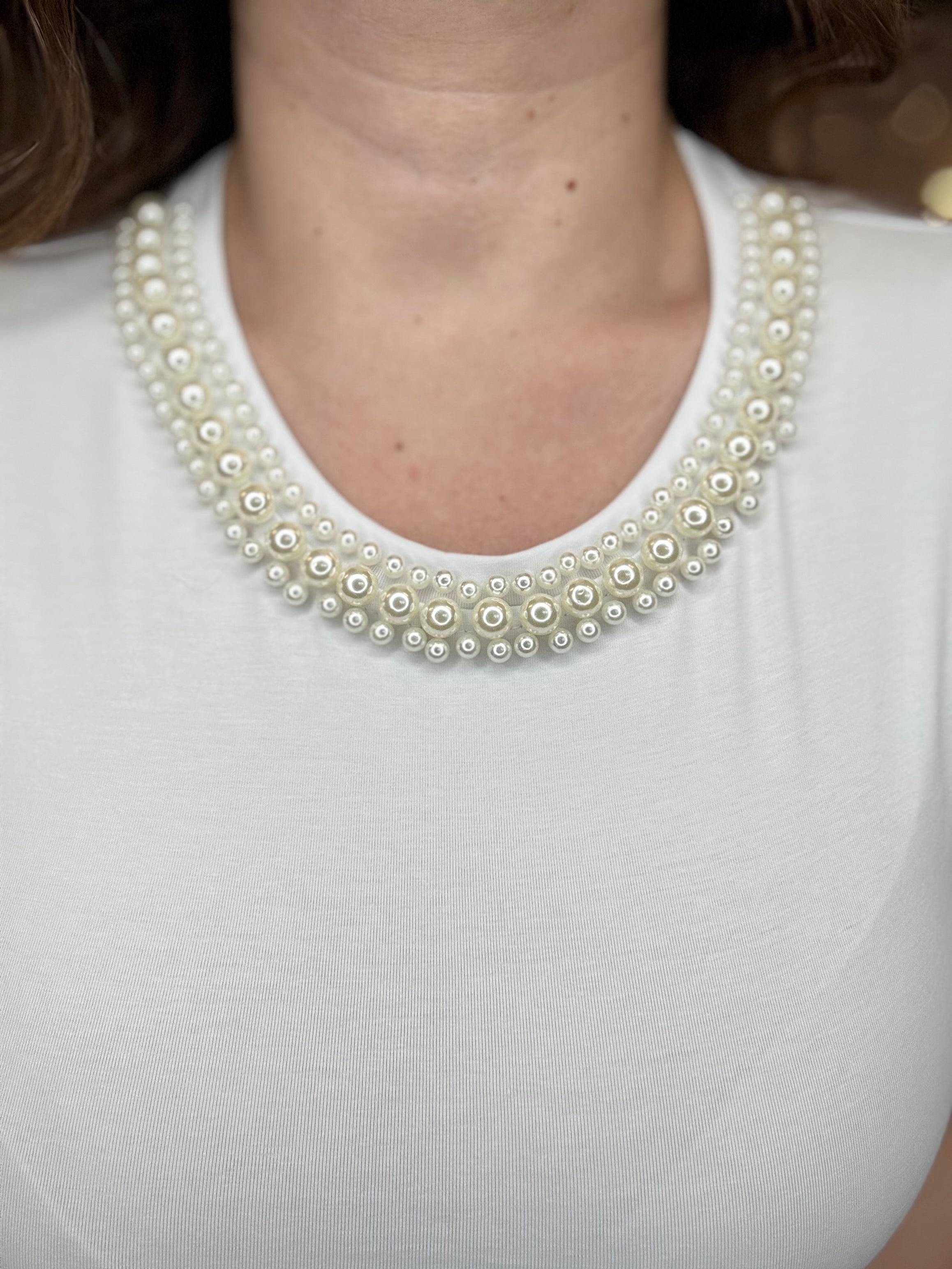 T-shirt basic con collo di perle