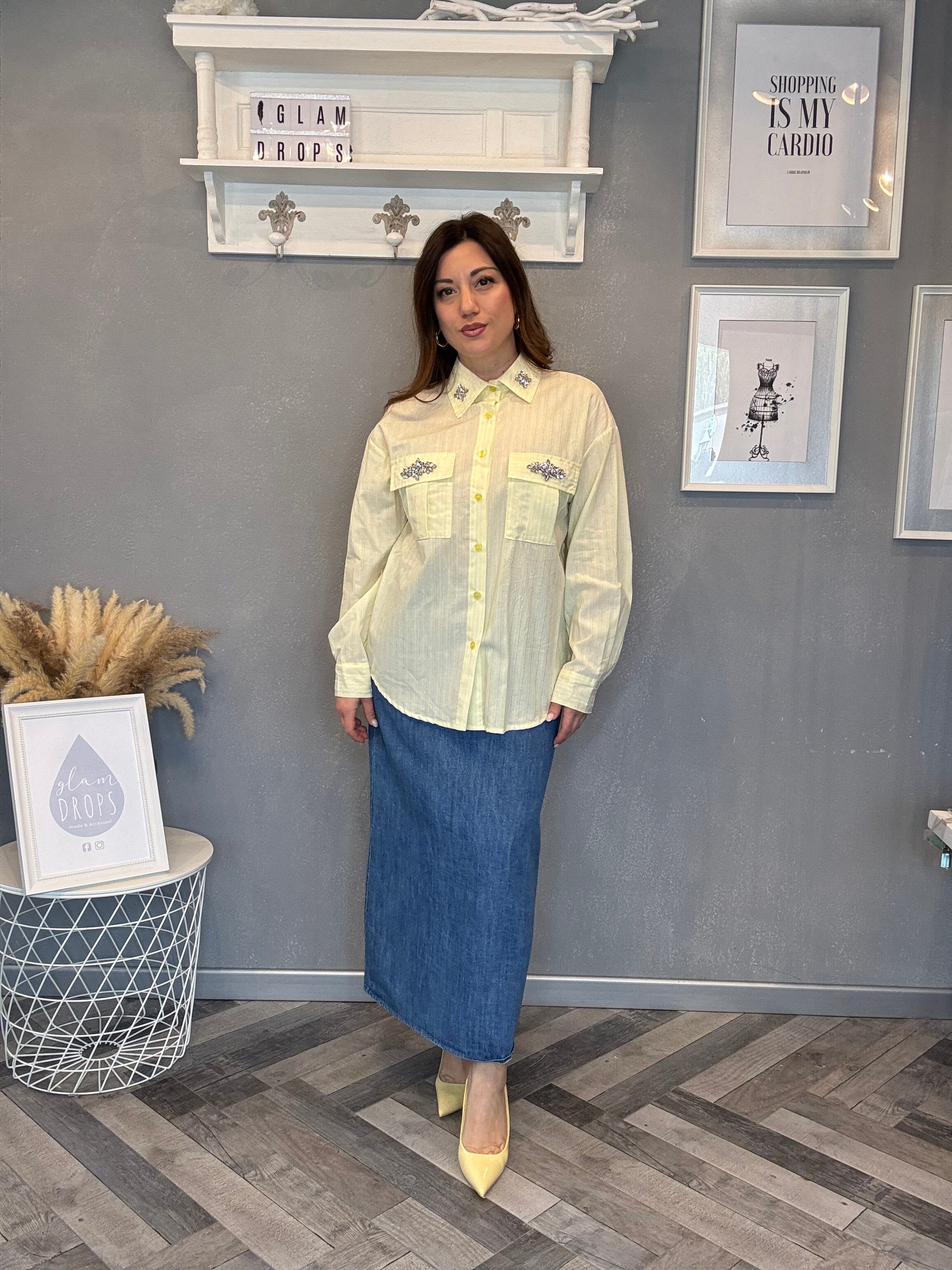 Camicia giallo pastello a righe con applicazioni gioiello