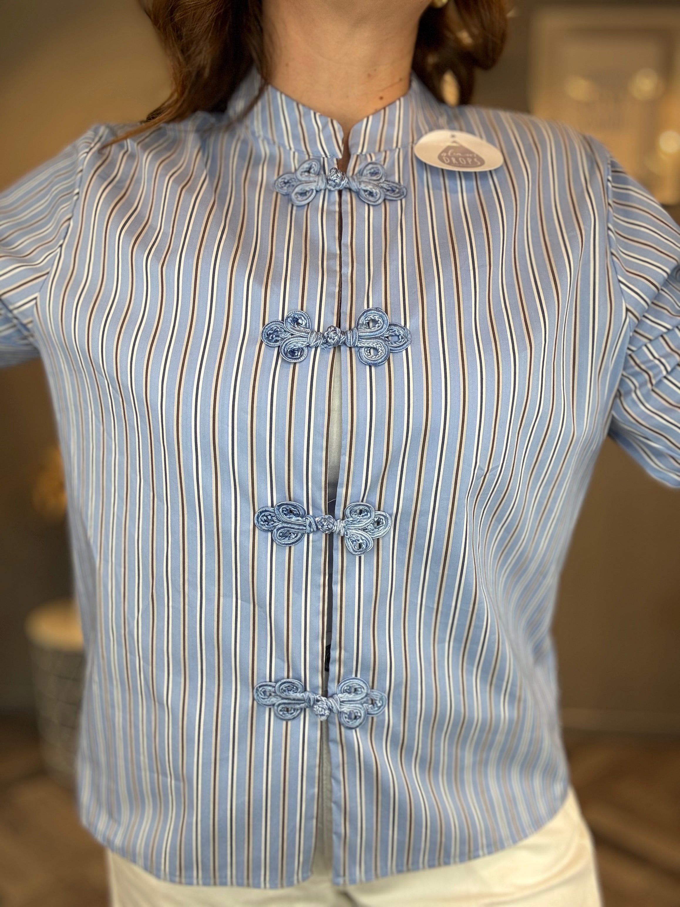 Camicia alamari celeste a righe