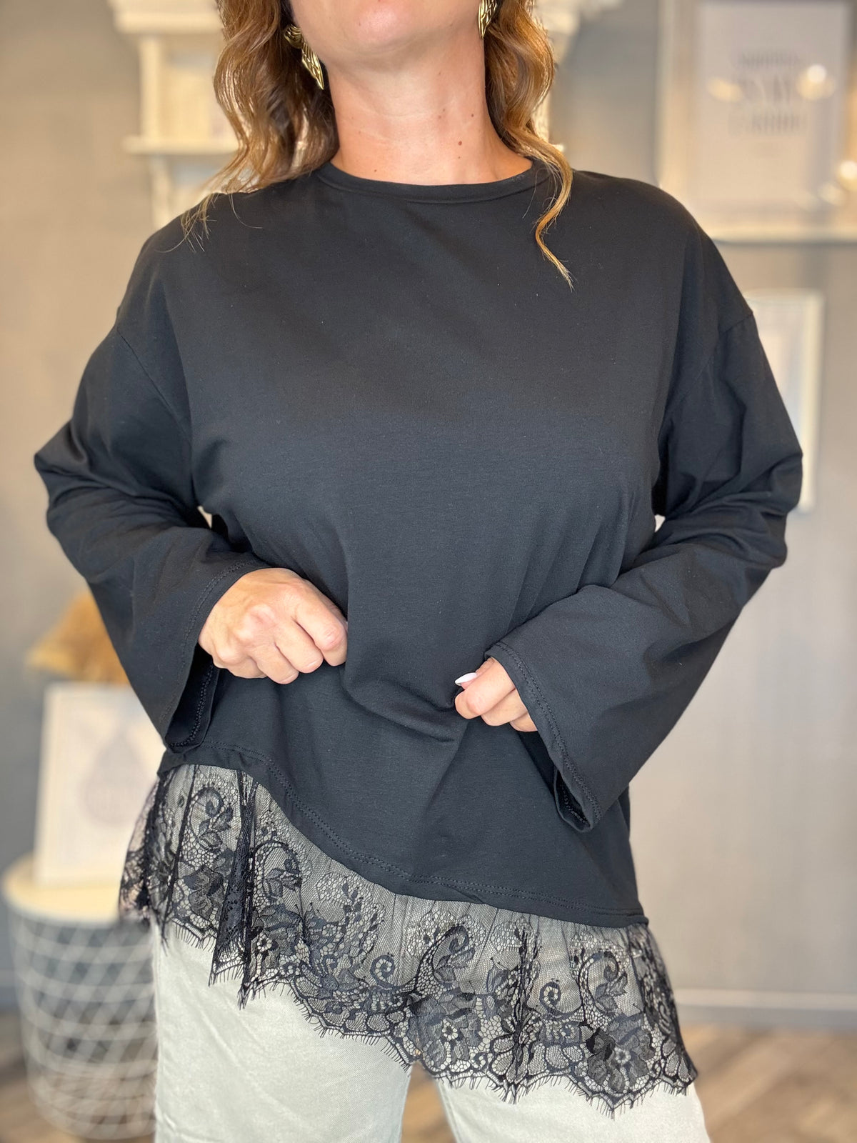 T-shirt asimmetrica con pizzo nero
