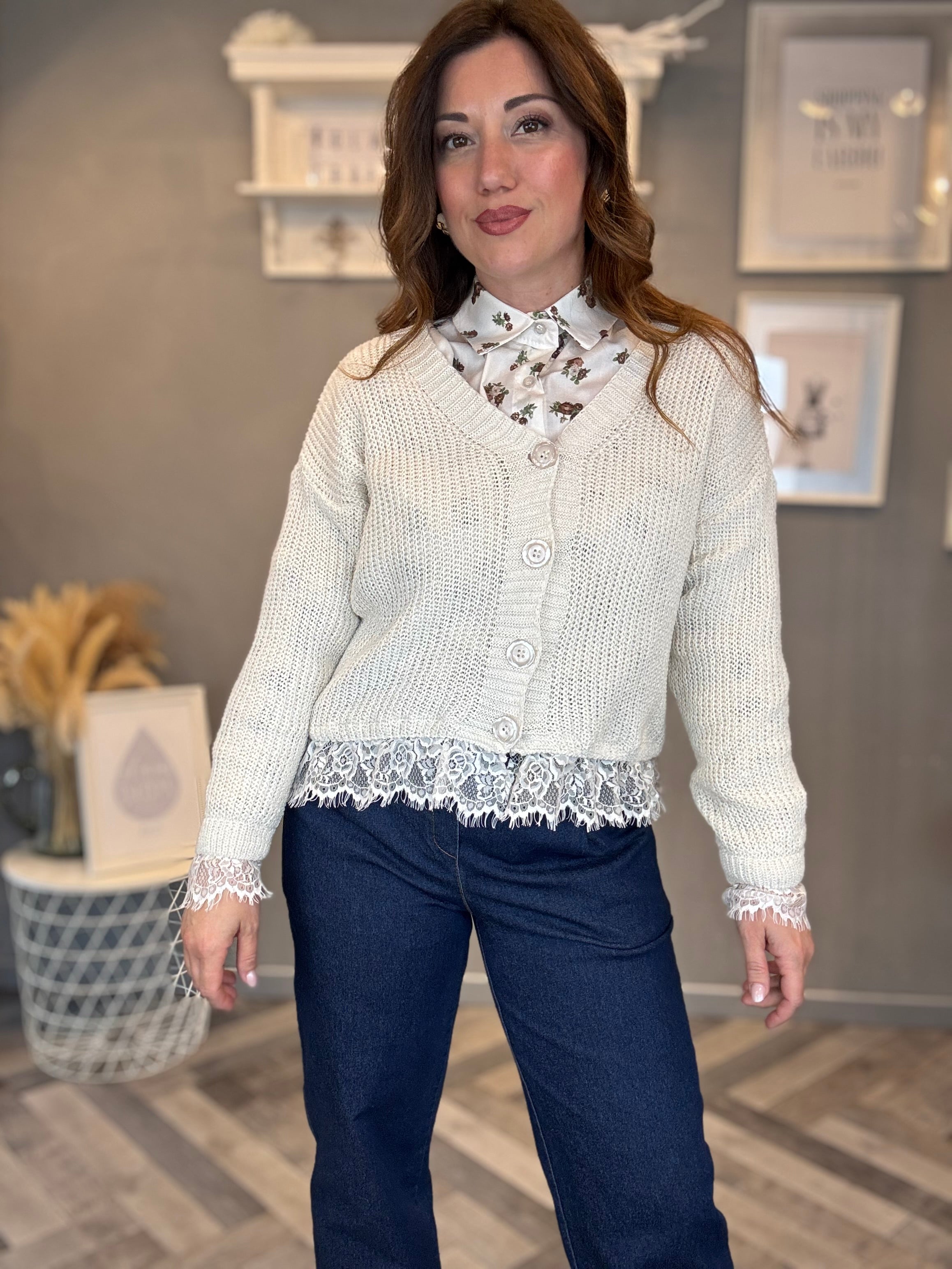 Cardigan panna con dettagli in pizzo