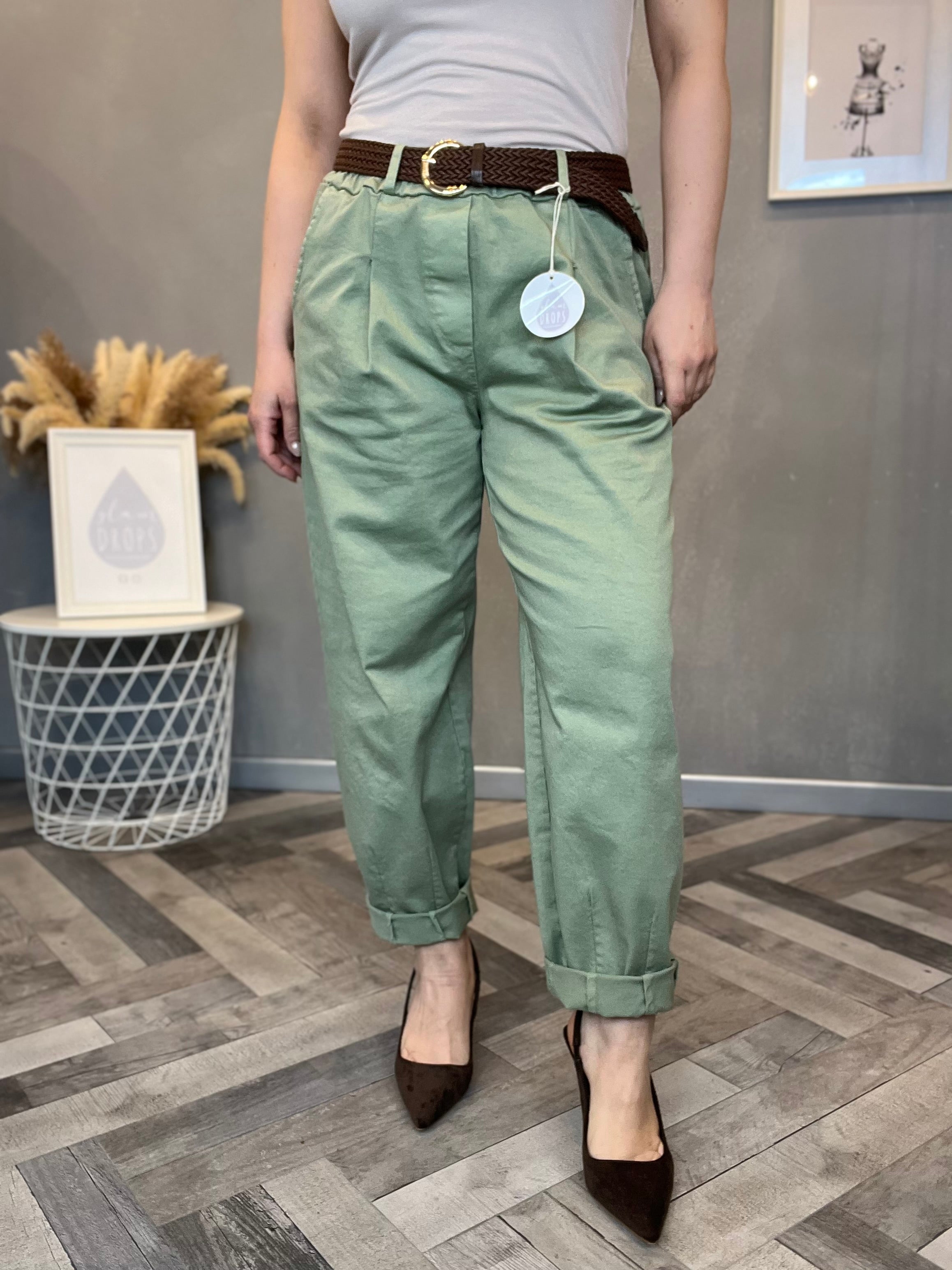 Pantalone carrot verde salvia con cintura