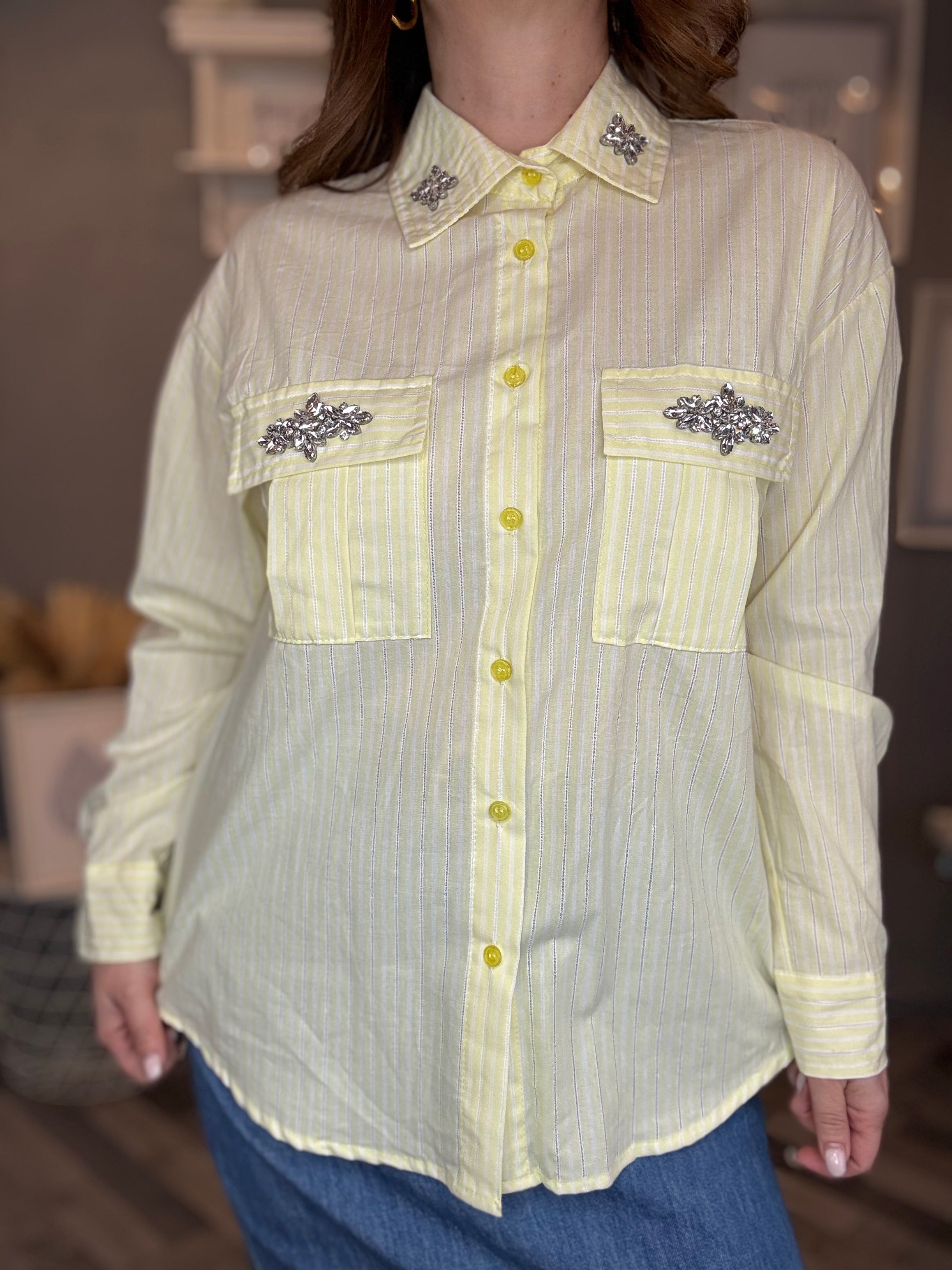 Camicia giallo pastello a righe con applicazioni gioiello
