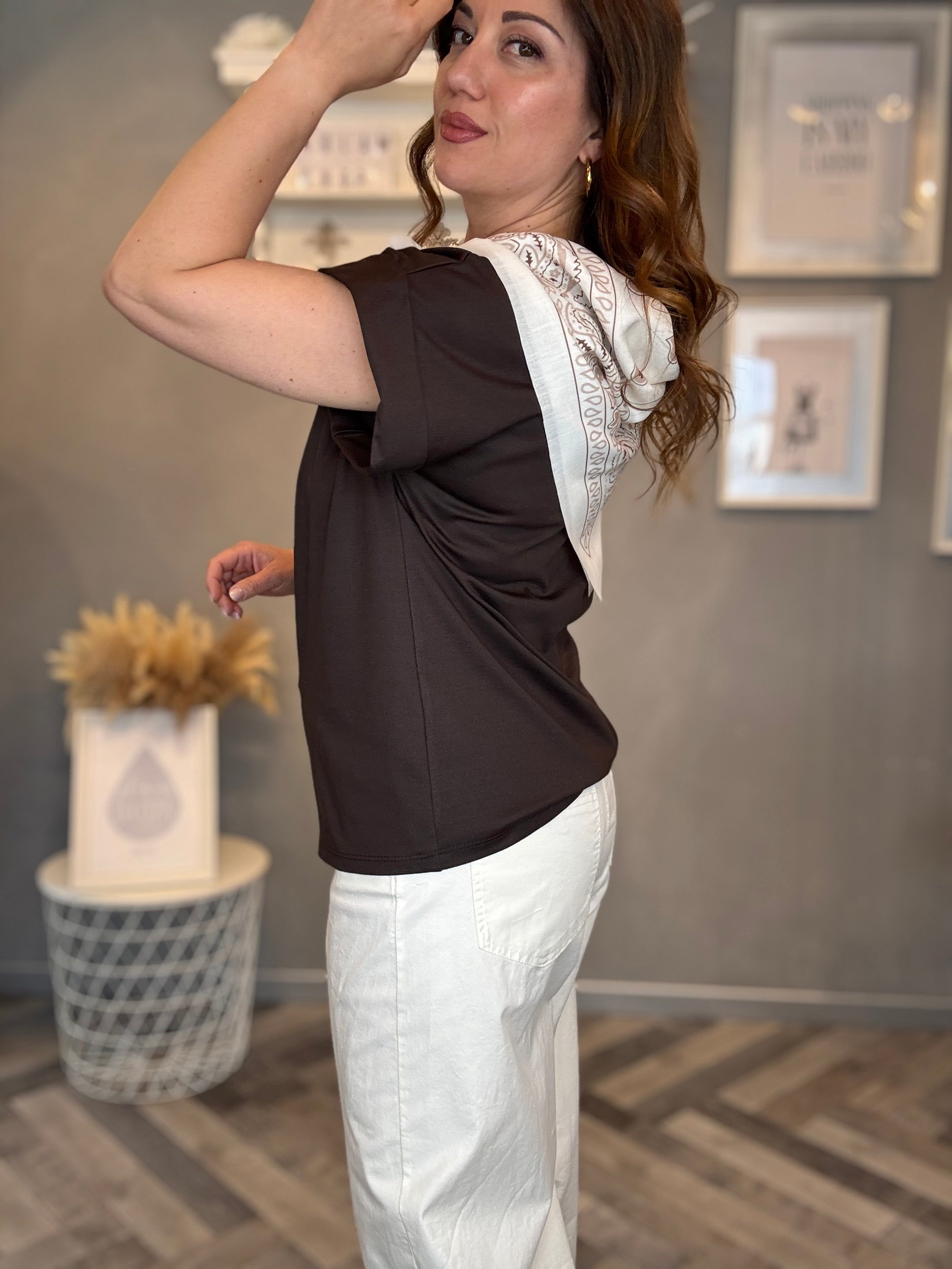T-shirt moro con foulard bandana