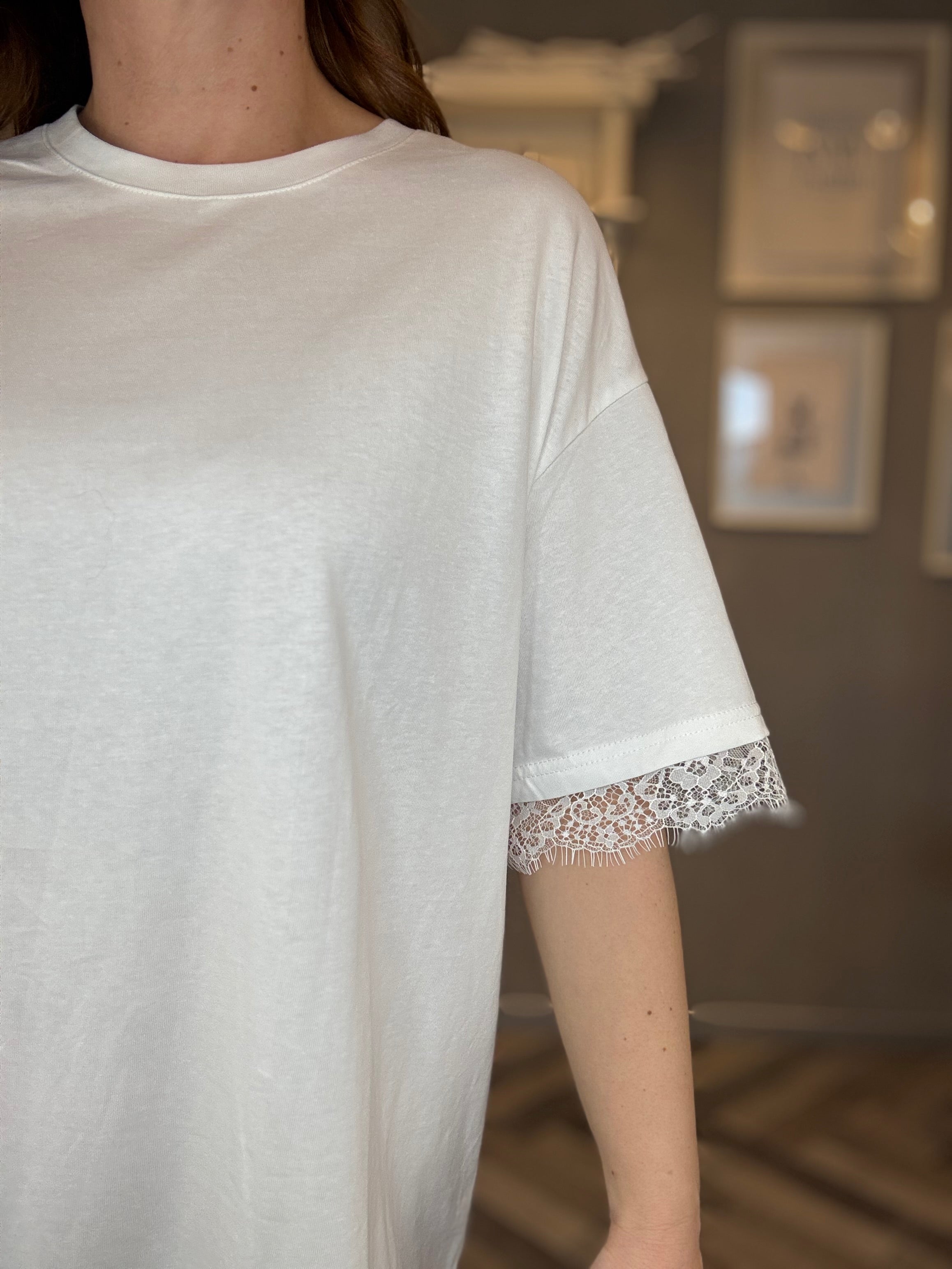 T-shirt over pizzo details bianca