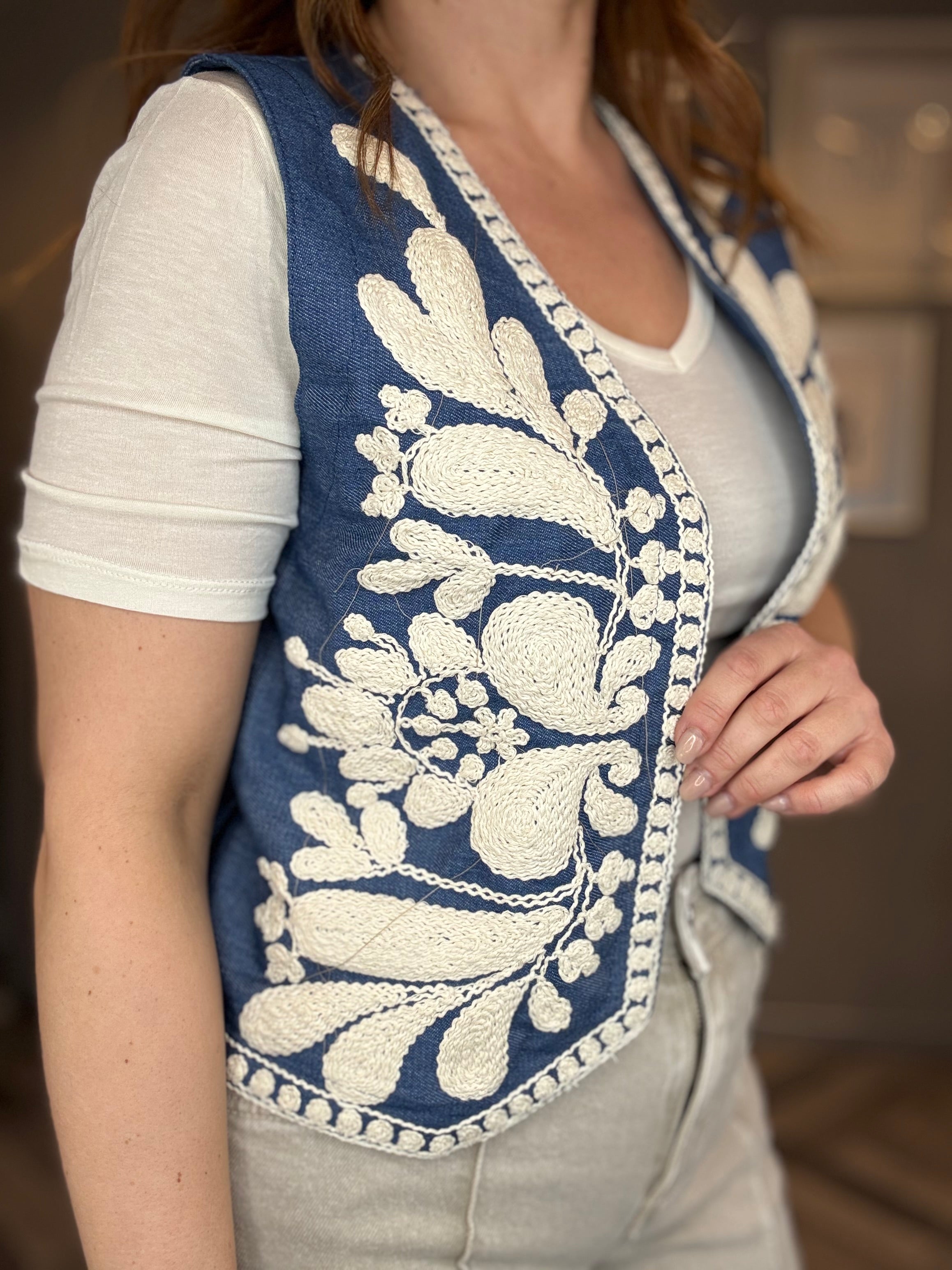 Gilet denim con ricamo
