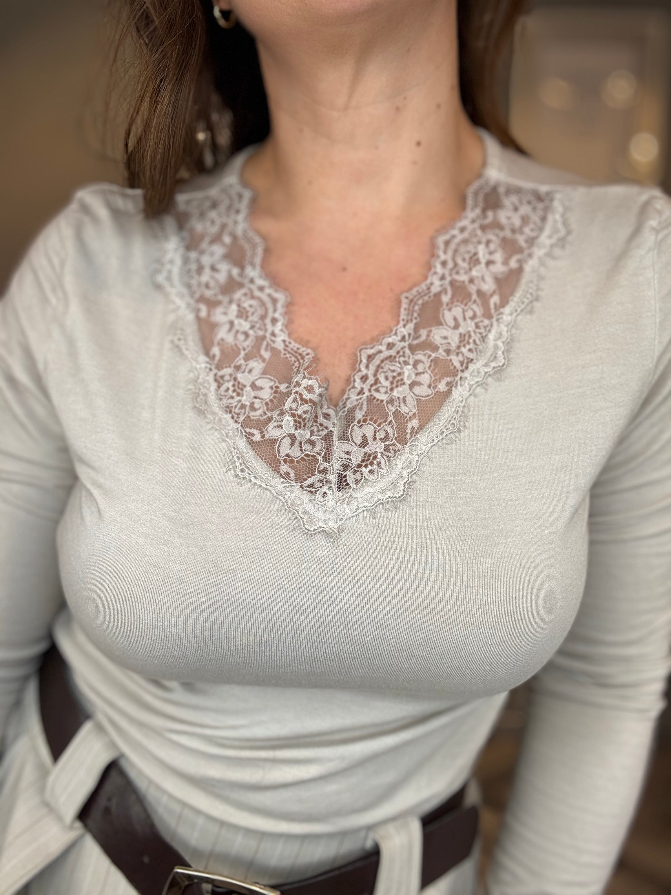 T-shirt in viscosa con pizzo